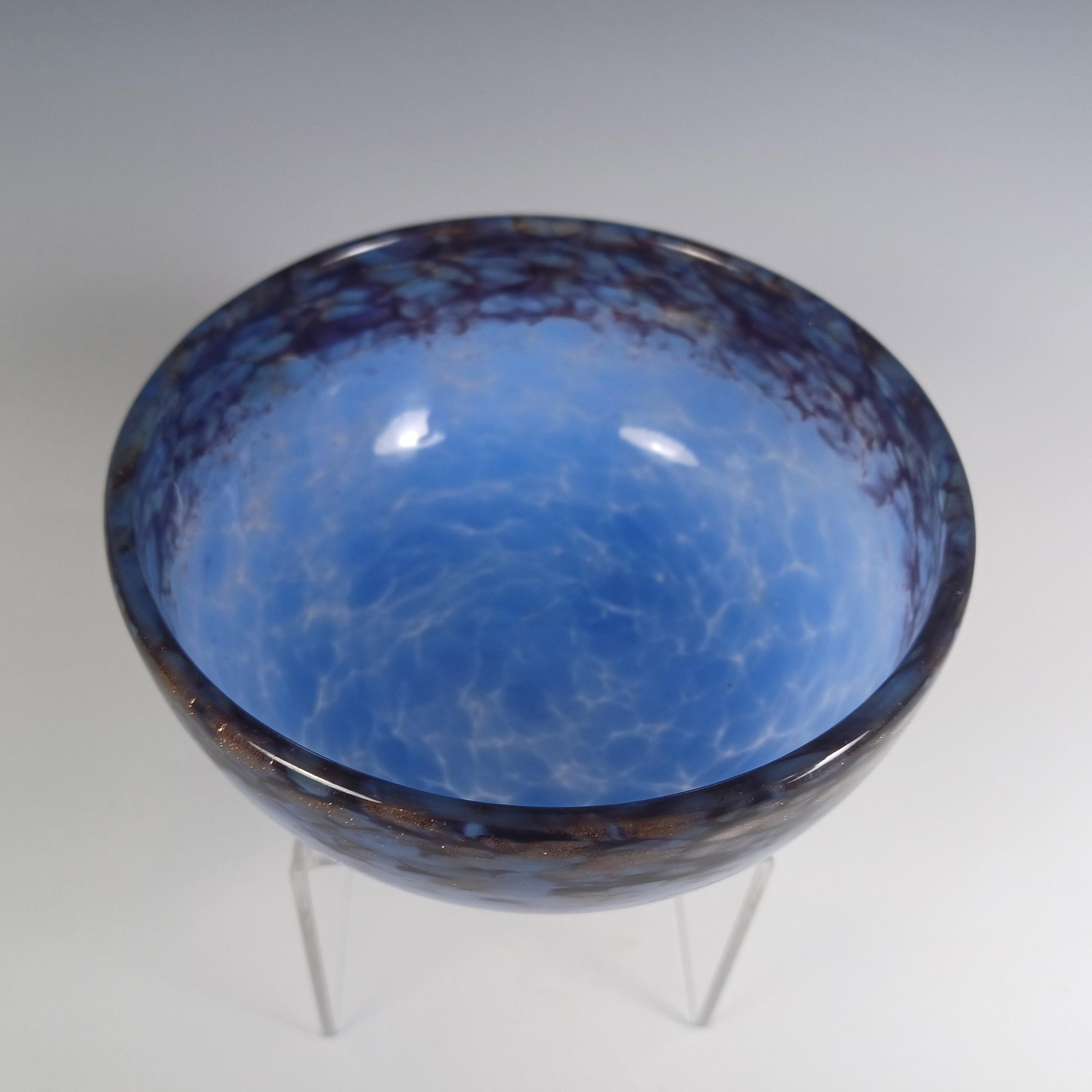 Vetro Ciotola in vetro avventurina vintage blu e nera Monart XI+.ZA in vendita