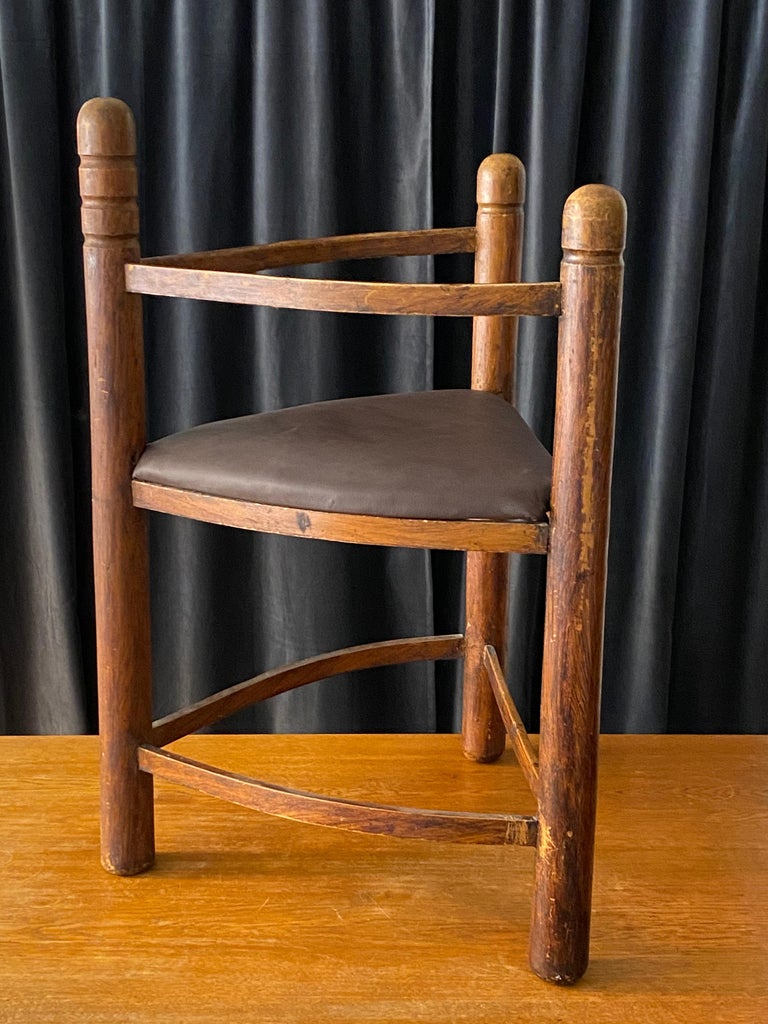 Chaise de monastère, bois sculpté et teinté, cuir, Suède, début du XXe  siècle - En vente sur 1stDibs