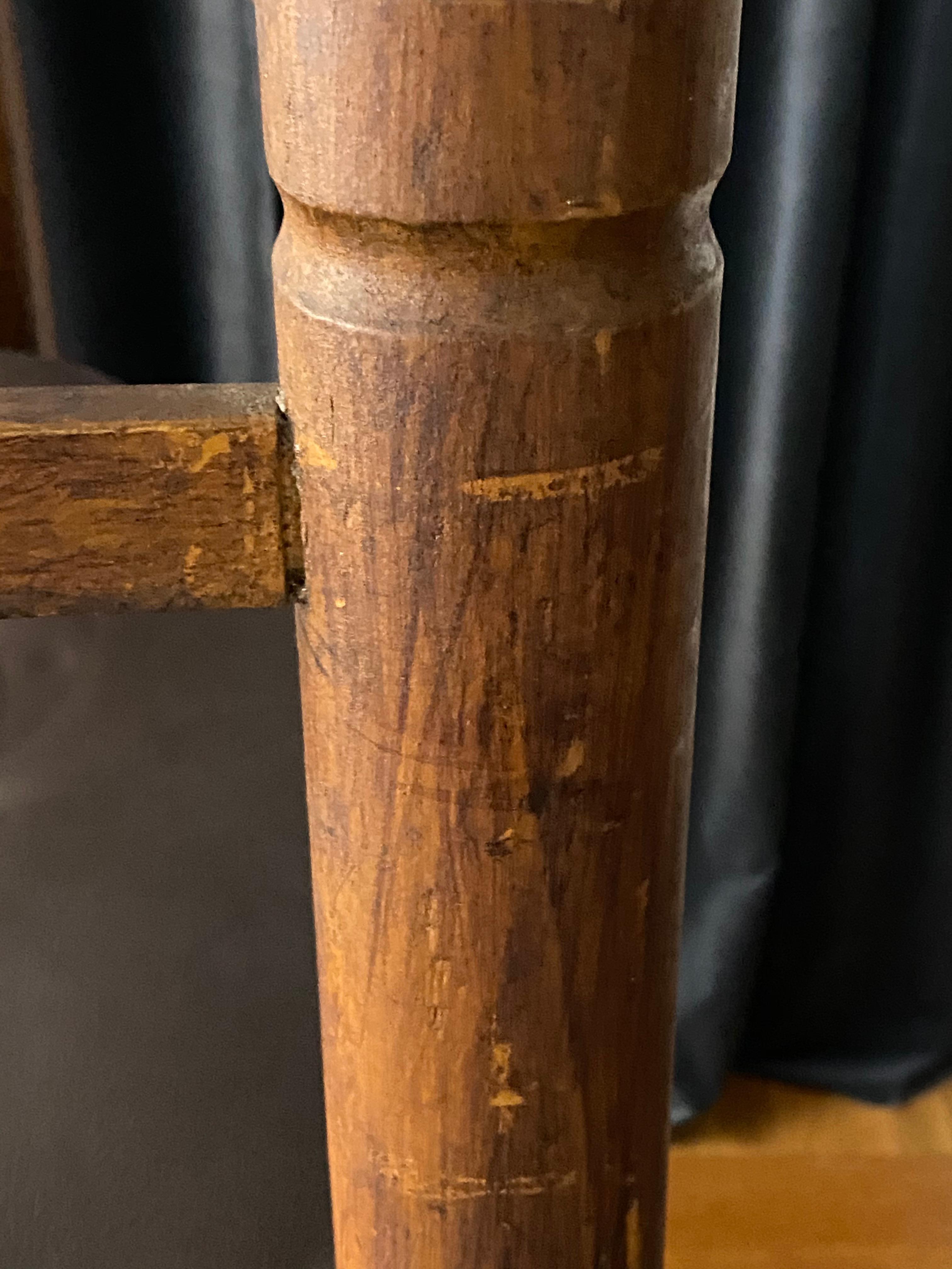 Monastery-Stuhl, geschnitztes und gebeiztes Holz, Leder, Schweden, frühes 20. Jahrhundert 2