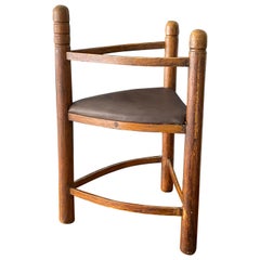 Silla de monasterio, madera tallada y teñida, cuero, Suecia, principios del siglo XX