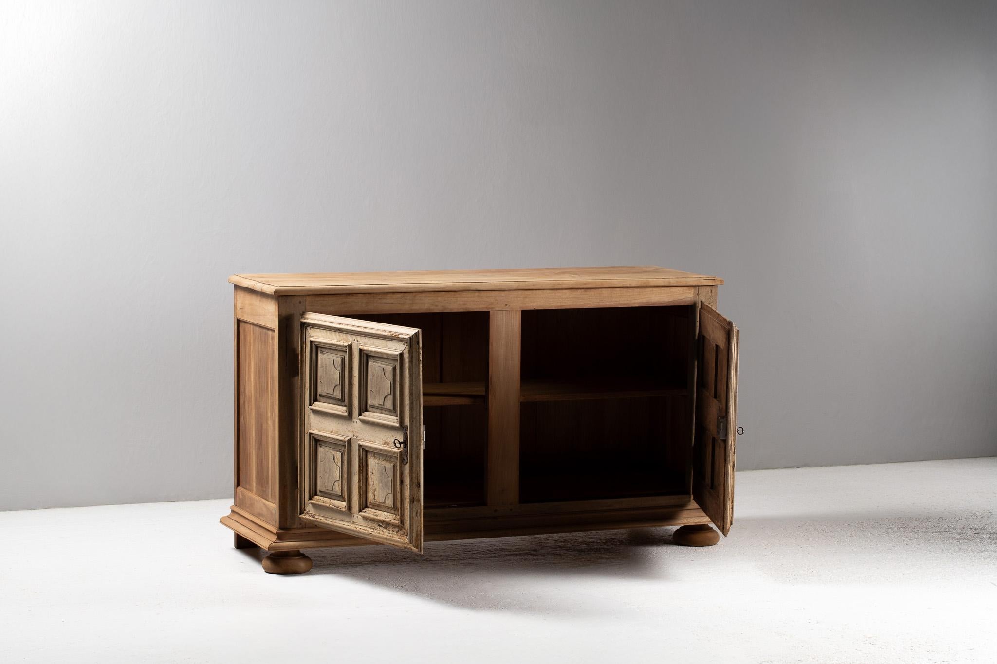 Neogotico Buffet monastico in Oak con rilievi a traforo, Province francesi, fine XIX secolo in vendita