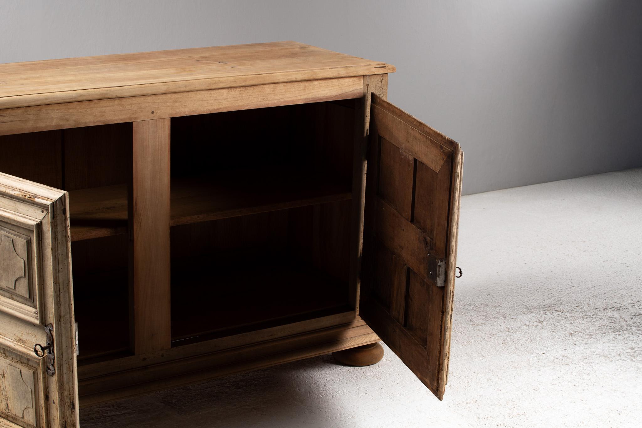 Francese Buffet monastico in Oak con rilievi a traforo, Province francesi, fine XIX secolo in vendita