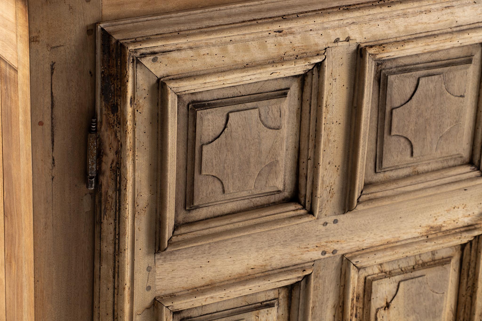 Buffet monastico in Oak con rilievi a traforo, Province francesi, fine XIX secolo In condizioni buone in vendita a Kaštel Sućurac, Splitsko-dalmatinska županija