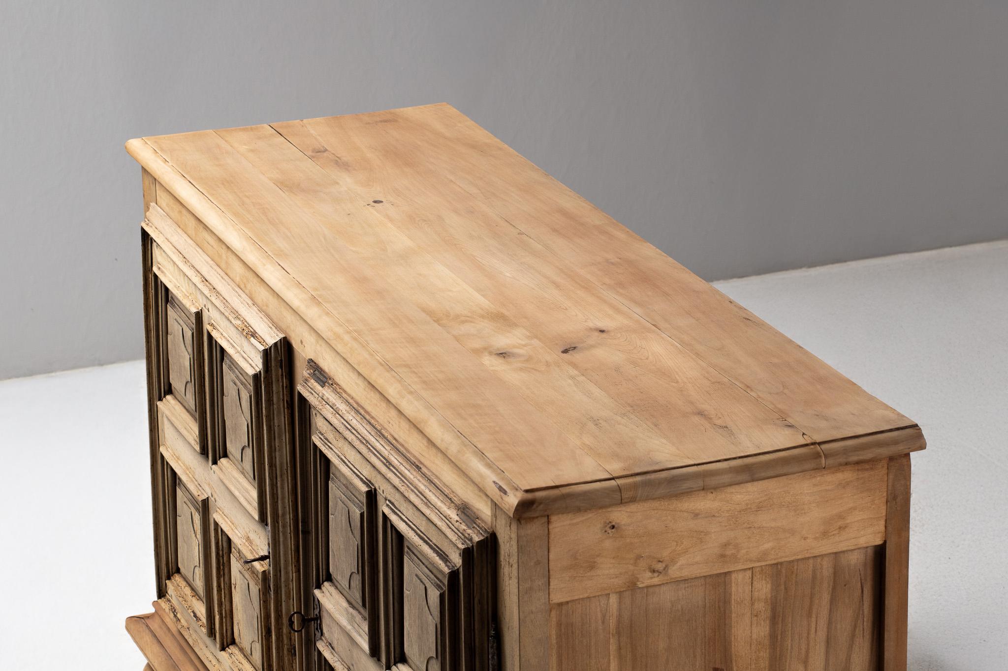 Buffet monastico in Oak con rilievi a traforo, Province francesi, fine XIX secolo in vendita 2