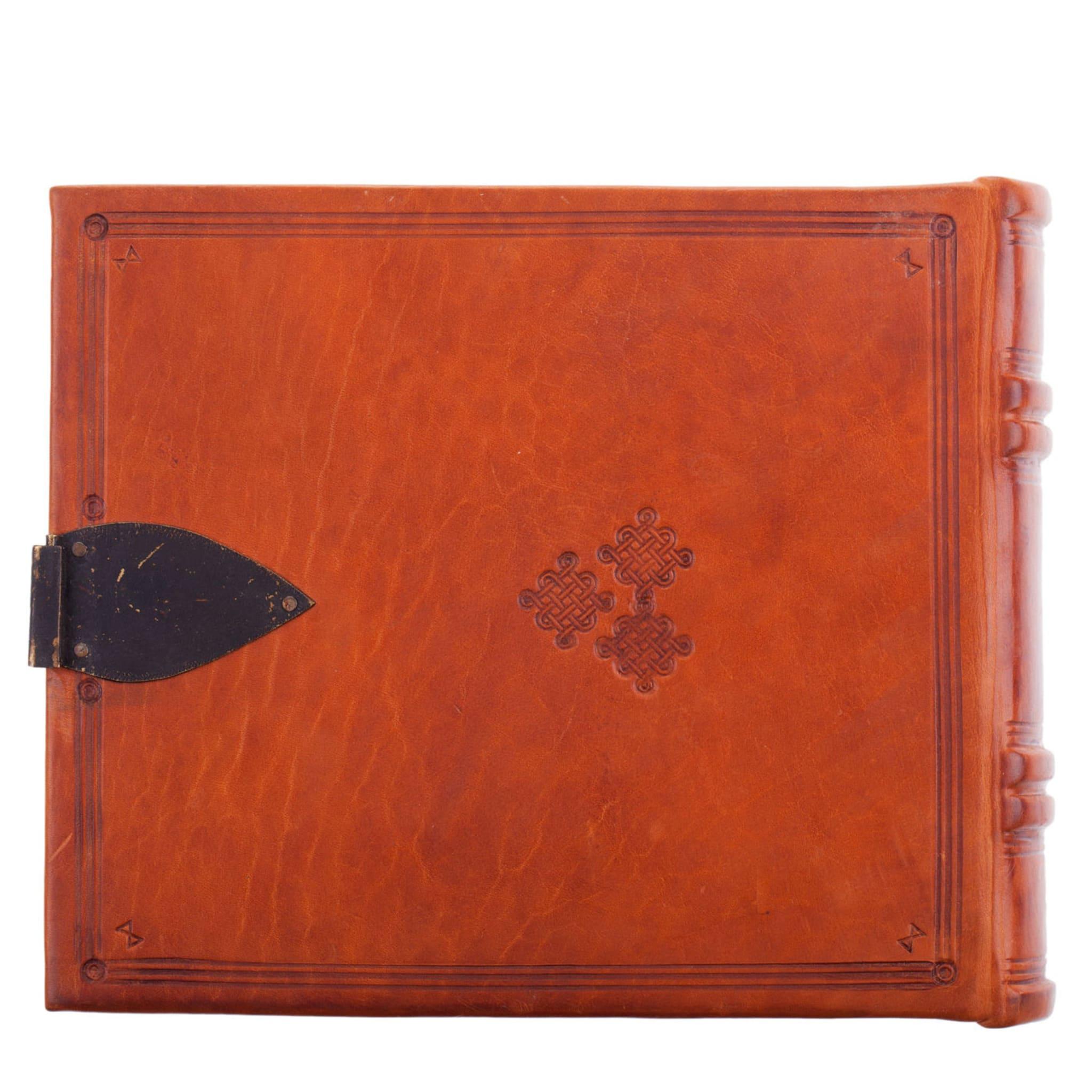 Dieses Buch des Florentiner Buchbinders Giannini ist im klösterlichen Stil gebunden, mit pflanzlich gegerbtem Leder und einer handgefertigten Messingschließe. Das handgenähte Innere enthält elfenbeinfarbenes Papier und ein einzigartiges marmoriertes