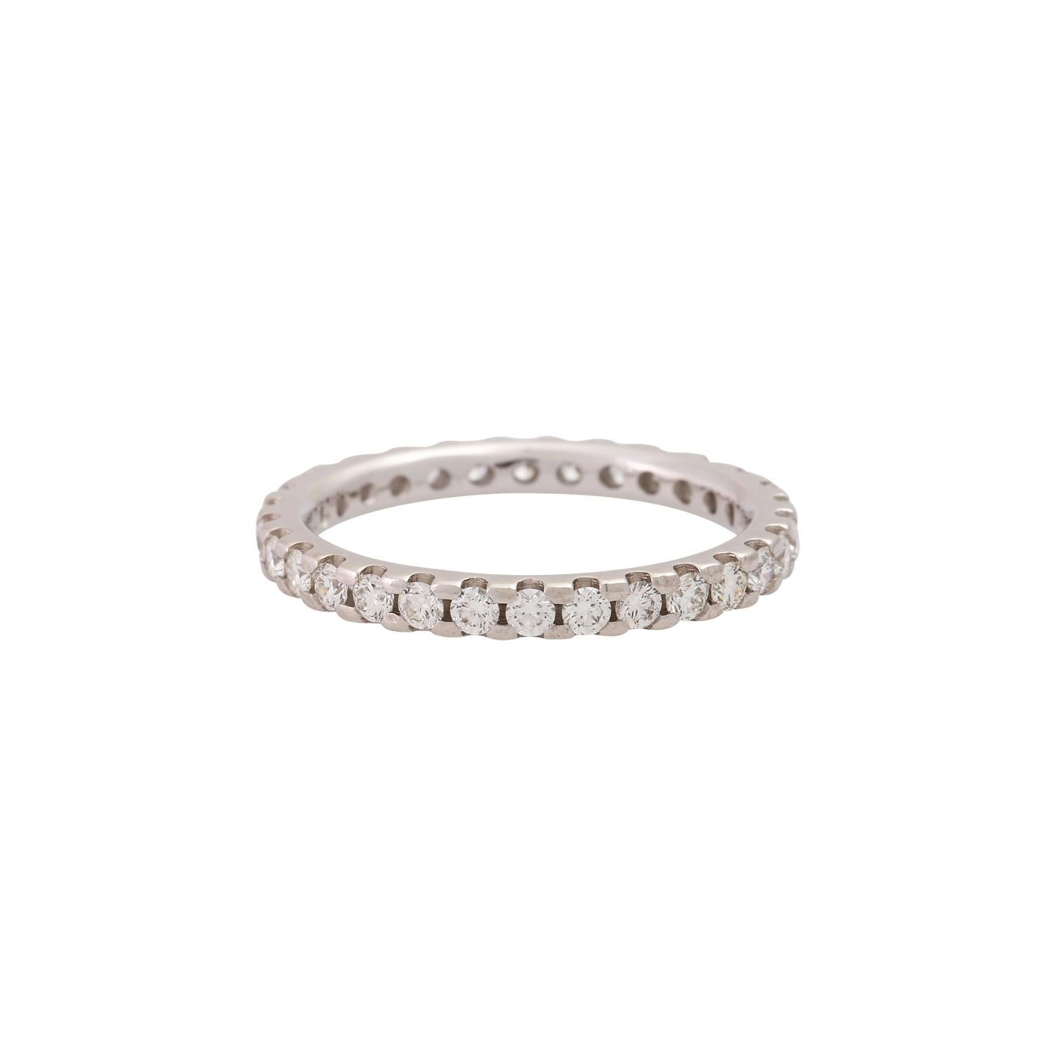 Insgesamt 0,90 ct, gute Farbe und Reinheit, WG 14K, 3 g, RW: 56, 21. Jahrhundert, minimale Gebrauchsspuren, mit Herstellermarke.
