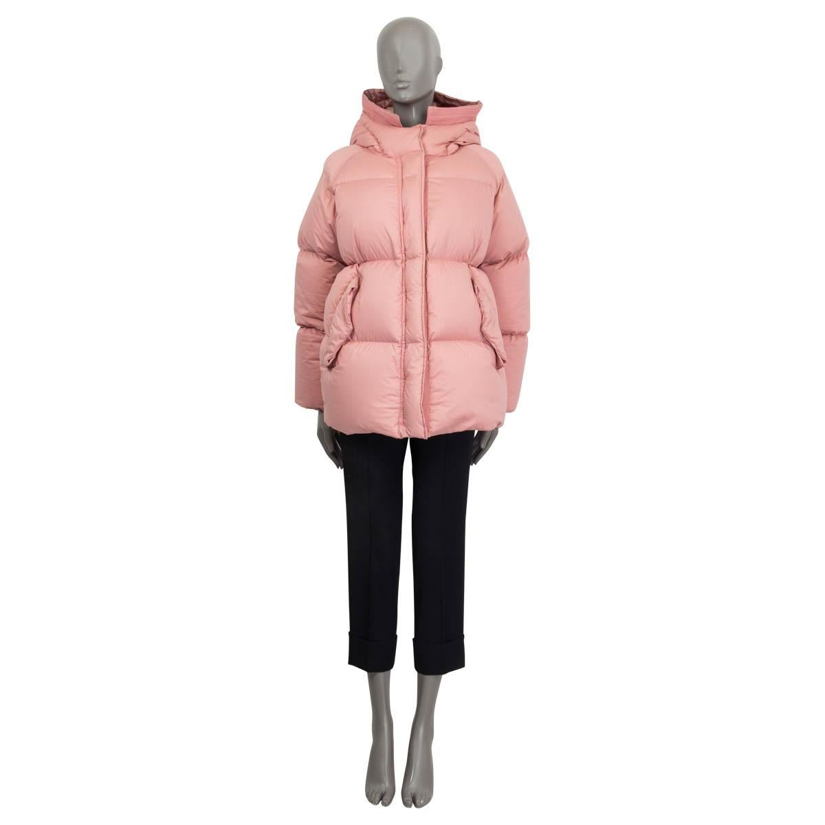 100% authentic Moncler Nerium puffer jacket in dusty rose cotton (100%). Features two flap pockets and can be modified with pink straps on the waist and the hood. Has long raglan sleeves (sleeve measurement taken from the neck). Opens with a zipper