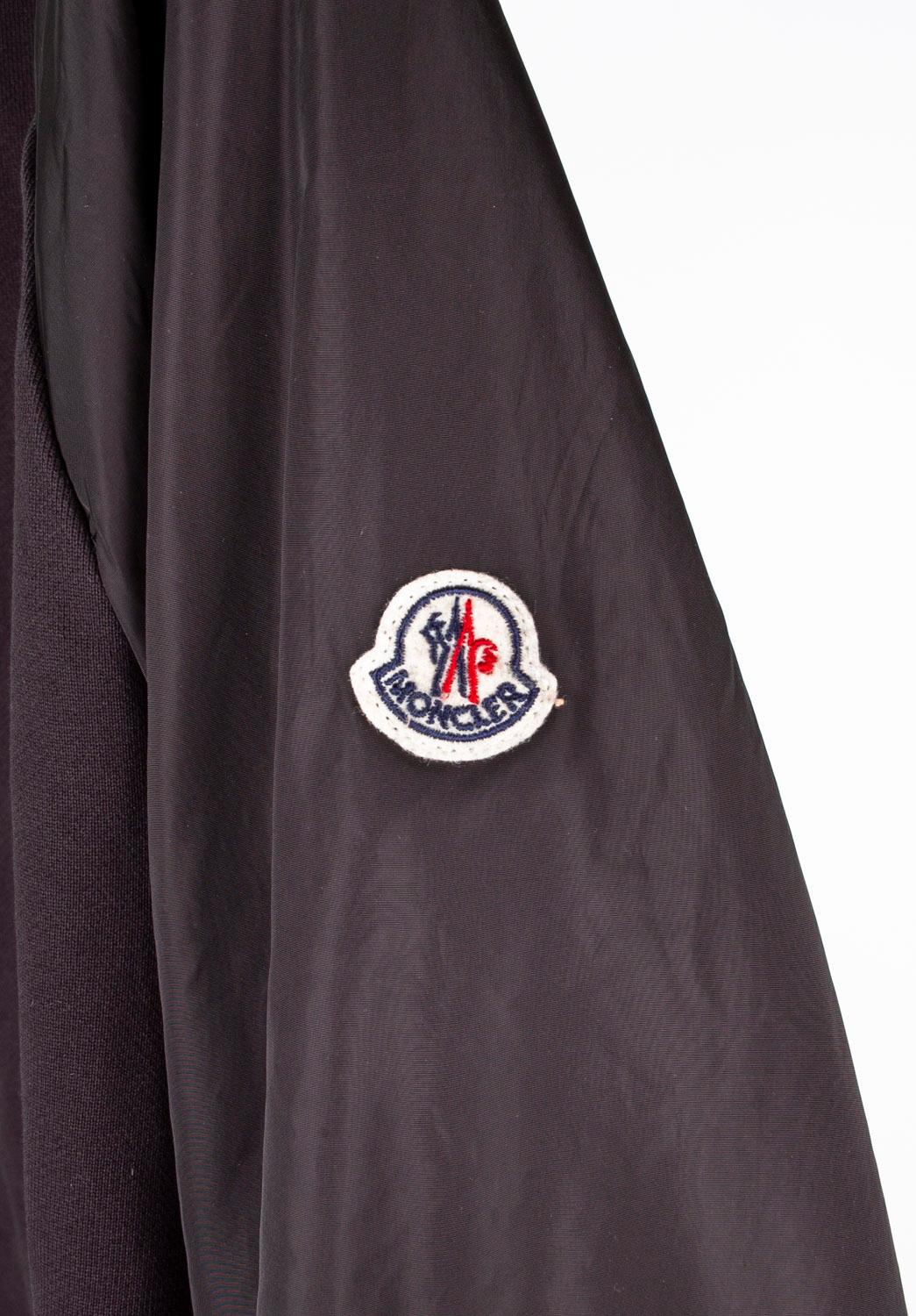 Consultez mes autres annonces. A beaucoup d'autres vêtements de marque à vendre. Ouvert à toutes les offres.
L'article mis en vente est 100% authentique Moncler 1/4 zip Men Jumper, S1117, ASH3
Couleur : noir
(La couleur réelle peut varier légèrement