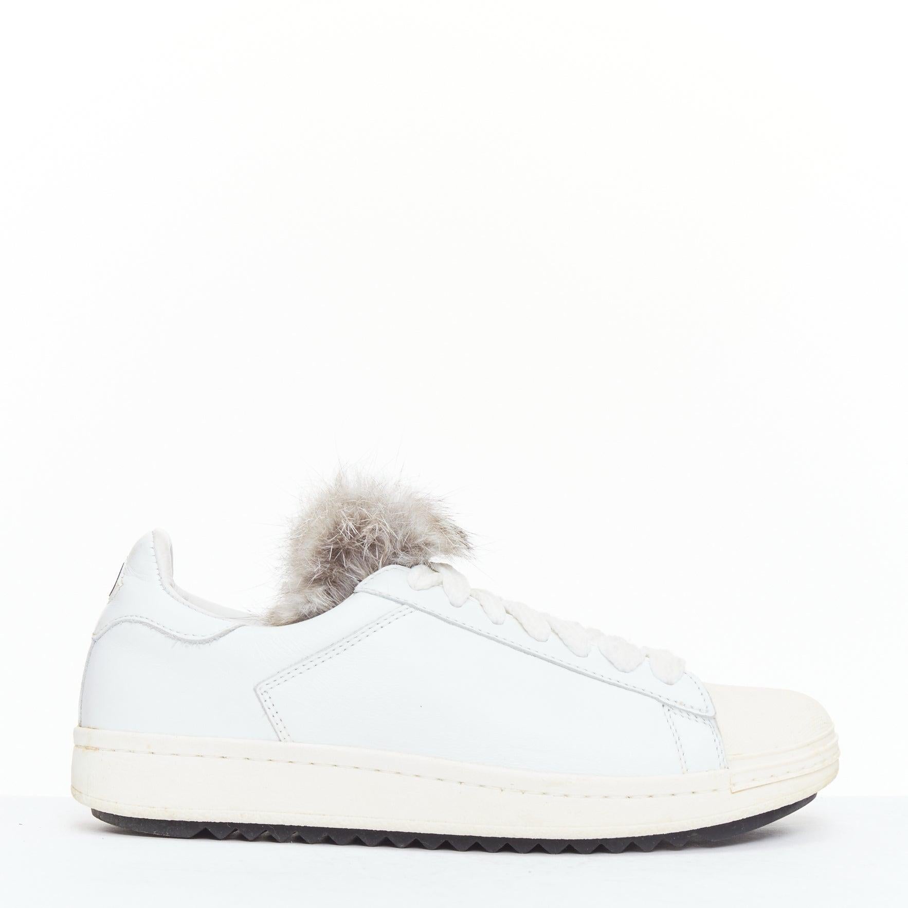Moncler Angeline, scarpe da ginnastica in pelle bianca con bordo in pelliccia marrone, EU37
Riferimento: SNKO/A00430
Marchio: Moncler
Model: Angeline
Materiale: Pelle, pelliccia
Colore: Whiting, Marrone
Modello: Tinta unita
Chiusura: Allacciatura: