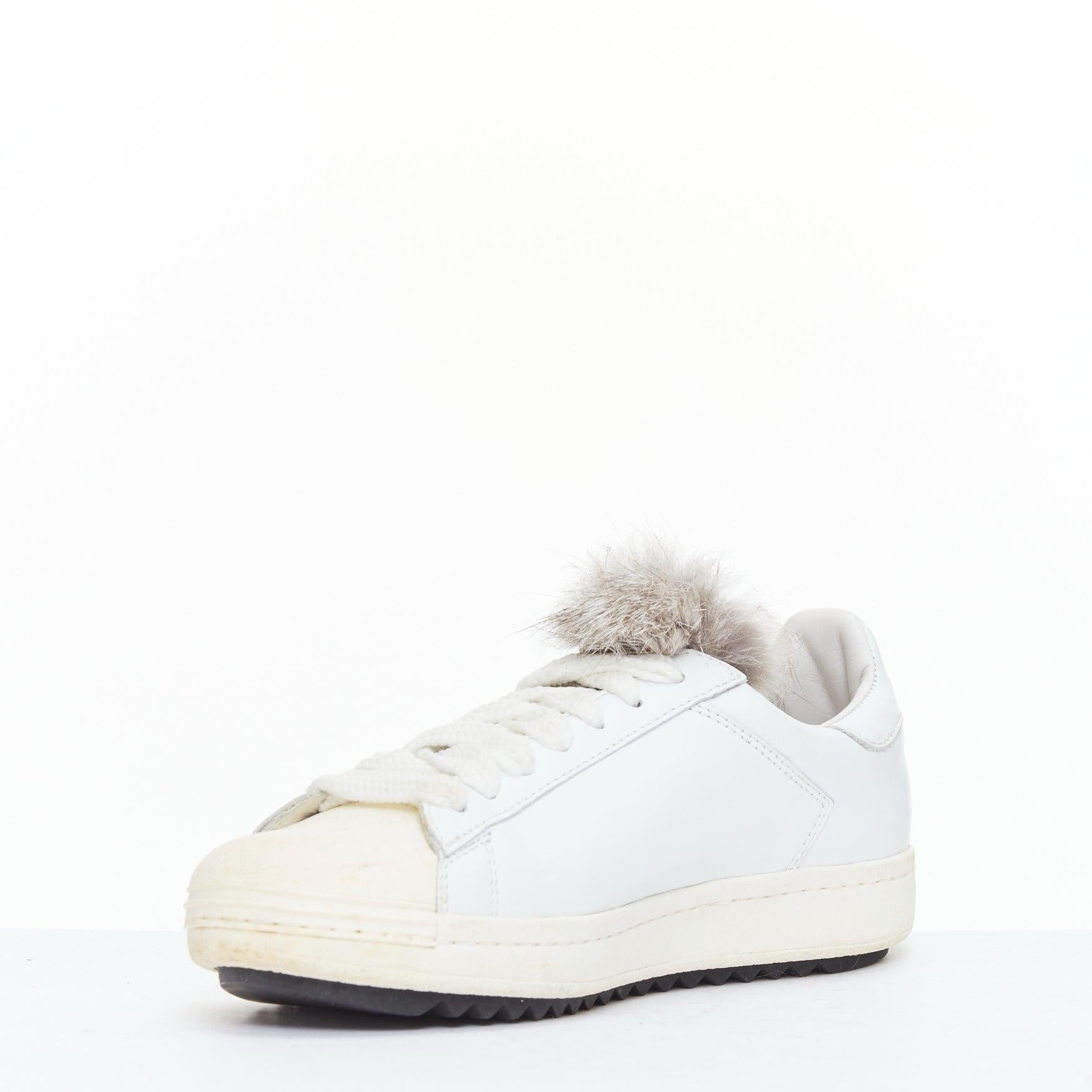 Moncler Angeline, scarpe da ginnastica in pelle bianca con bordo in pelliccia marrone, EU37 In condizioni discrete in vendita a Hong Kong, NT
