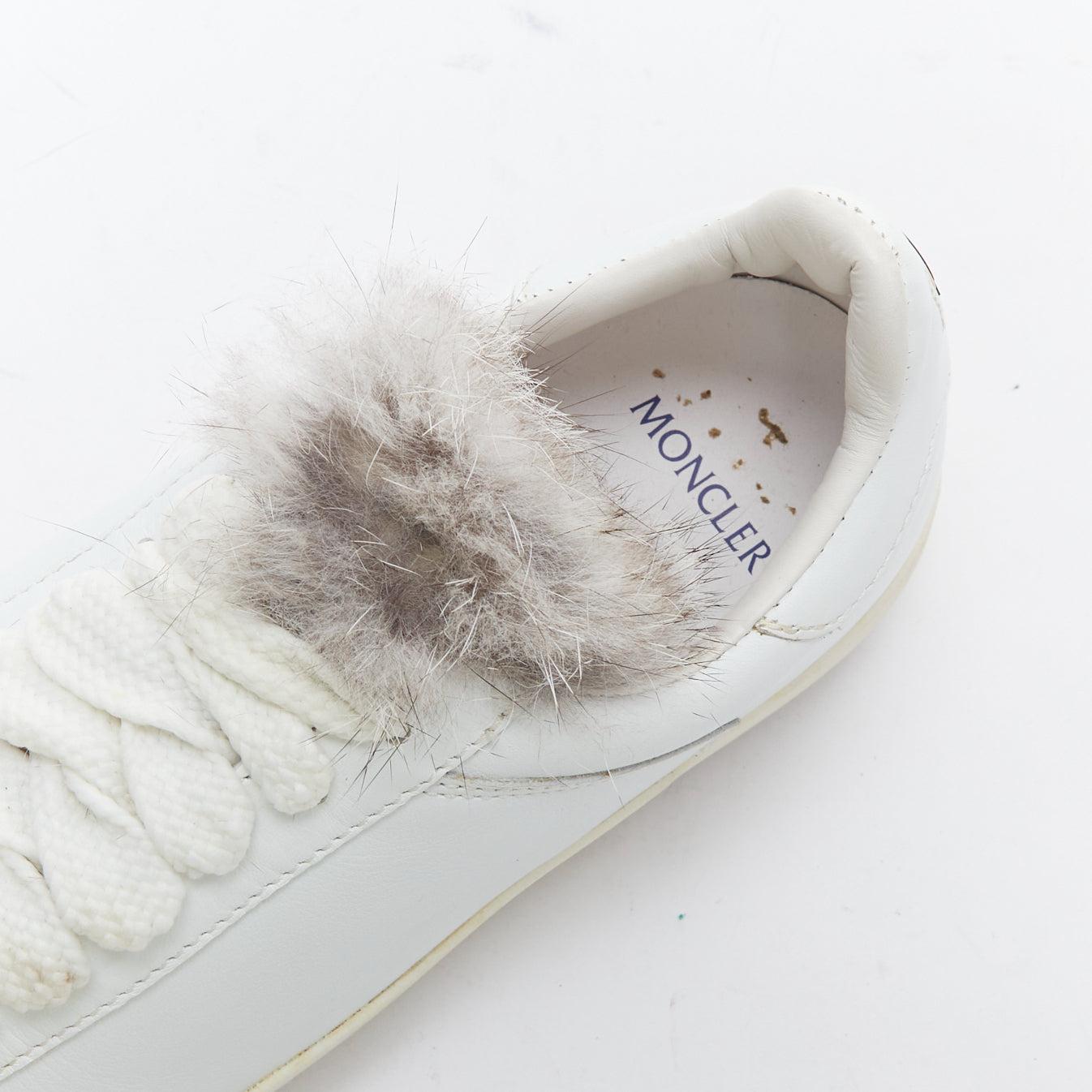 Moncler Angeline, scarpe da ginnastica in pelle bianca con bordo in pelliccia marrone, EU37 in vendita 2
