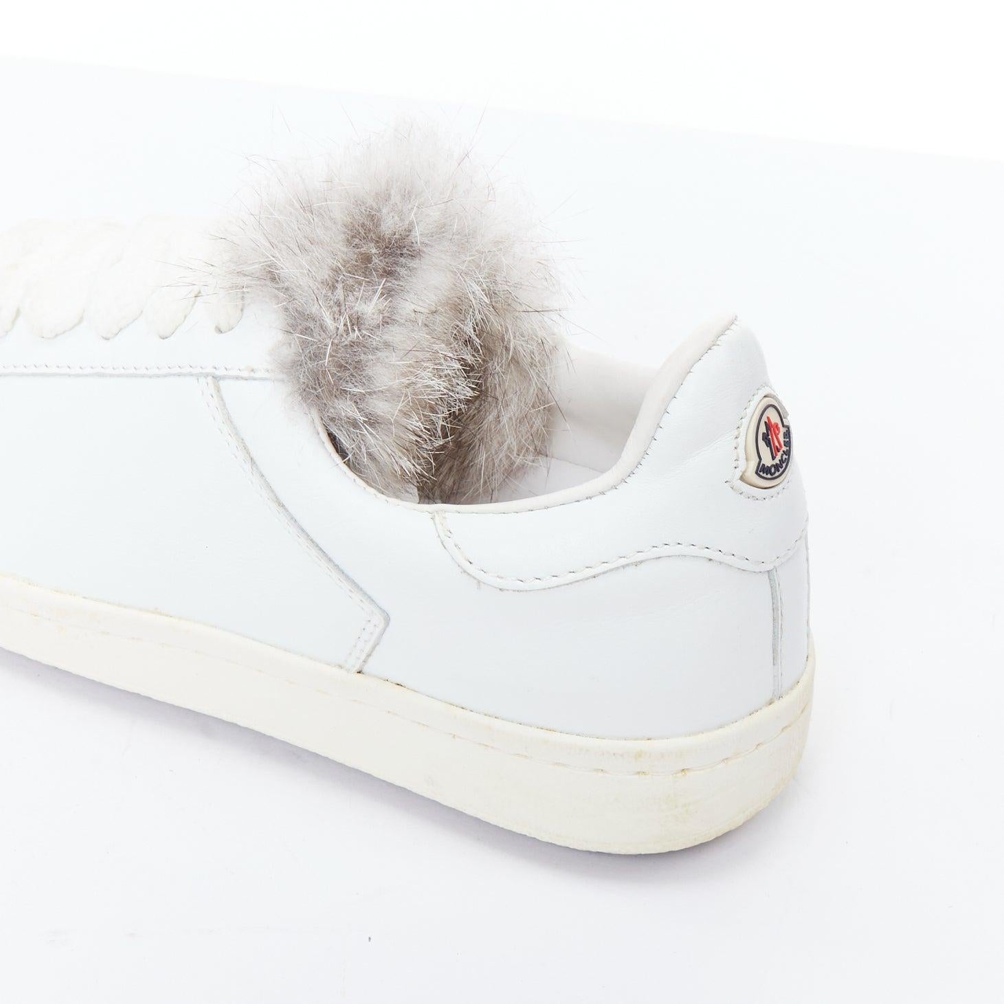 Moncler Angeline, scarpe da ginnastica in pelle bianca con bordo in pelliccia marrone, EU37 in vendita 3