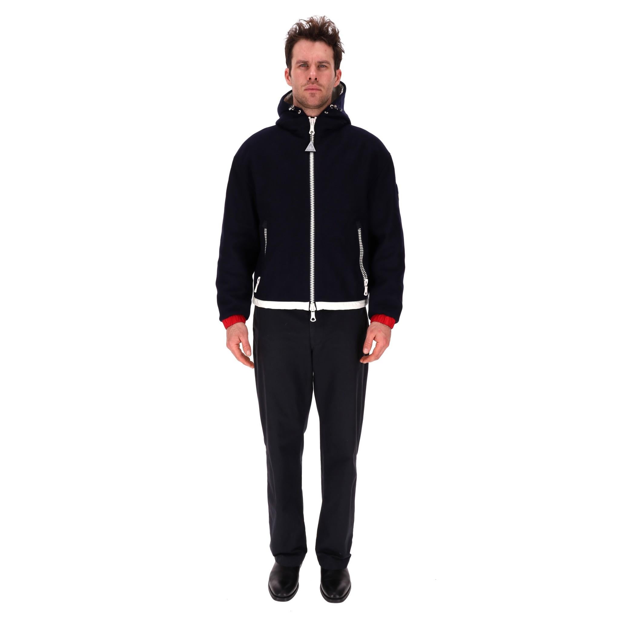 Moncler Armentieres Wool Hood's Down Jacket

Veste marine en laine au toucher sec, garnie de duvet et de plumes d'oie.

Logo tricolore sur la manche.

Elle est ornée d'un écusson en cuir sur la manche et d'une plaque argentée gravée Moncler.

Il est