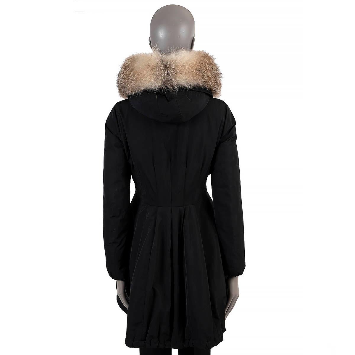 MONCLER black AREDHEL FUR TRIM DOWN PARKA Coat Jacket 2 M In Excellent Condition For Sale In Zürich, CH