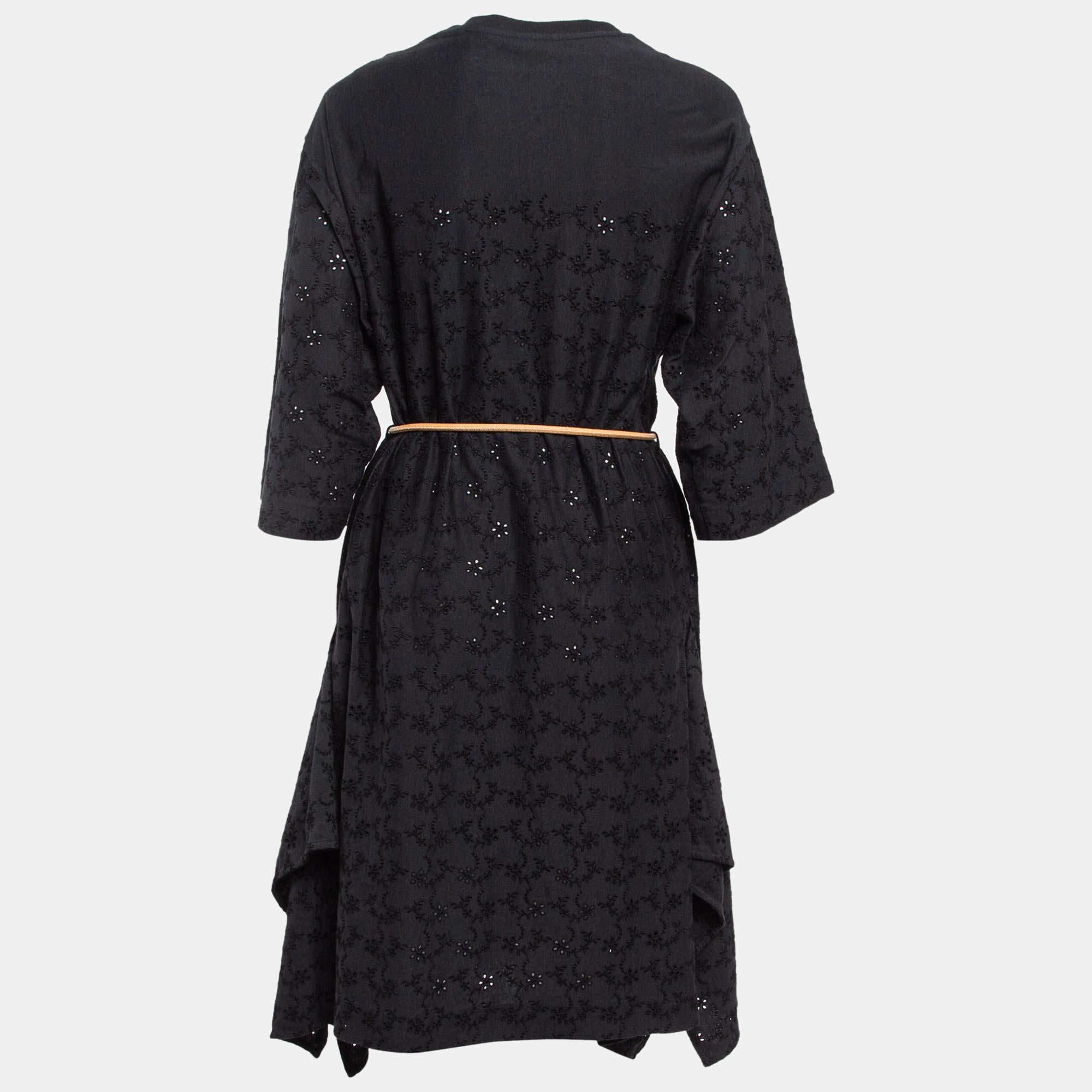 Cette élégante robe midi respire l'élégance et la sophistication. Sa longueur flatteuse tombe entre le genou et la cheville, offrant une option polyvalente pour diverses occasions. Avec son design chic, il allie les tendances modernes au charme