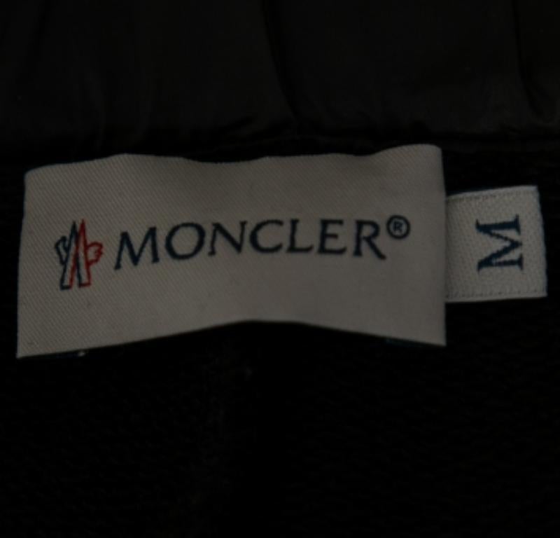 Aggiorna la tua collezione con questi splendidi pantaloncini della Maison Moncler. Realizzati in tessuto di cotone nero stampato, questi pantaloncini presentano applicazioni floreali. Sembrano chic mentre li indossi.