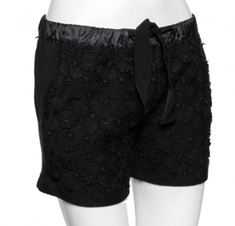 Moncler Pantaloncini in cotone nero con applicazioni floreali M. I. In condizioni buone in vendita a Dubai, Al Qouz 2