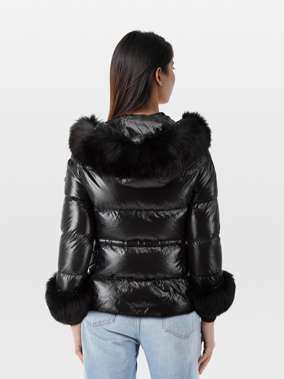 CONDIZIONE: molto buona. L'usura del cappotto è minima. L'usura è minima sul davanti, sul retro, su entrambi i polsini delle maniche, sull'interno delle tasche anteriori con zip e sull'etichetta del marchio, dove si nota un po' di scolorimento su