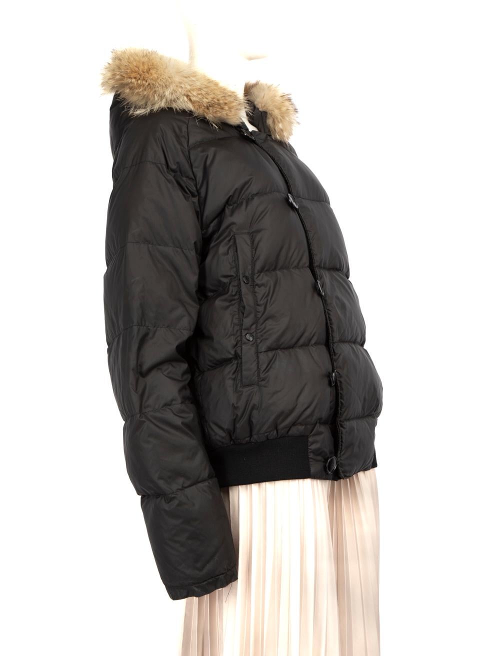 CONDIZIONE: molto buona. L'usura del cappotto è minima. Segni sulla manica destra e sul cappuccio. Un graffio sulla manica destra. Spolvera il velcro della scollatura che verrà via con una spazzola su questo articolo usato di Moncler.
 
 
 
