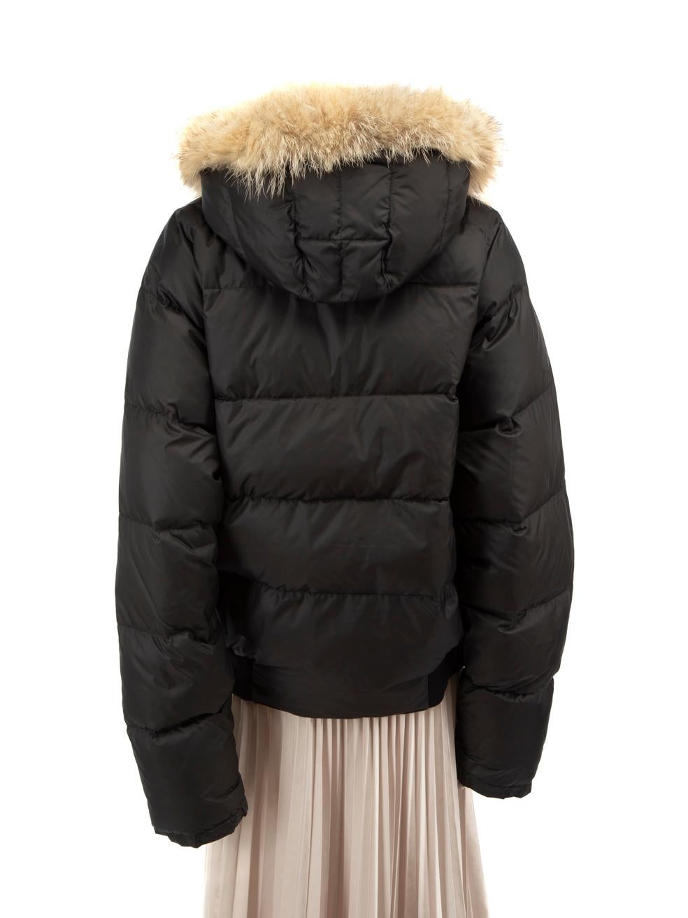 Nero Moncler Giacca Puffer con cappuccio con bordo in pelliccia nera taglia M. in vendita