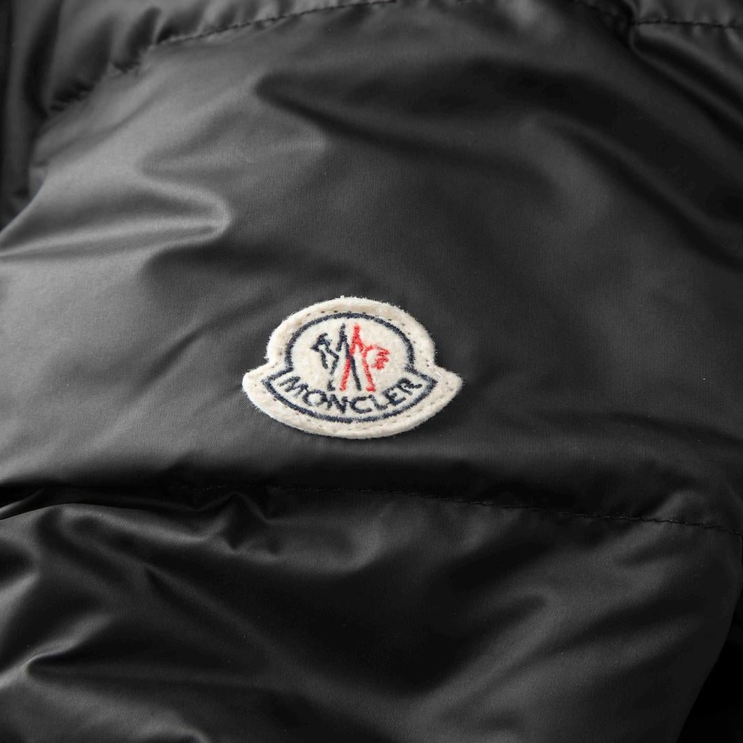 Moncler Giacca Puffer con cappuccio con bordo in pelliccia nera taglia M. In condizioni buone in vendita a London, GB