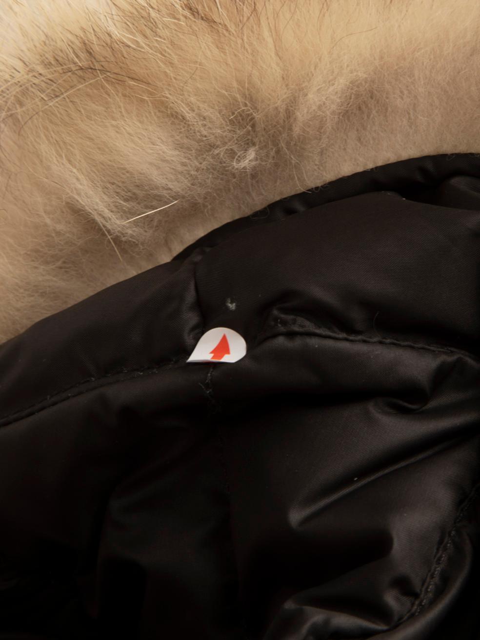 Moncler Giacca Puffer con cappuccio con bordo in pelliccia nera taglia M. in vendita 1