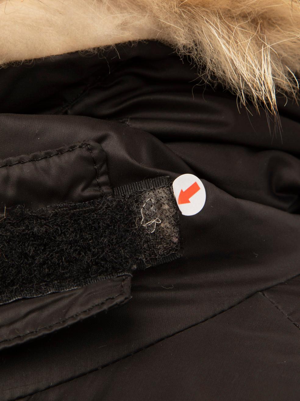 Moncler Giacca Puffer con cappuccio con bordo in pelliccia nera taglia M. in vendita 2