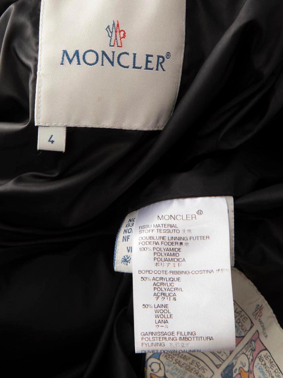 Moncler Giacca Puffer con cappuccio con bordo in pelliccia nera taglia M. in vendita 3