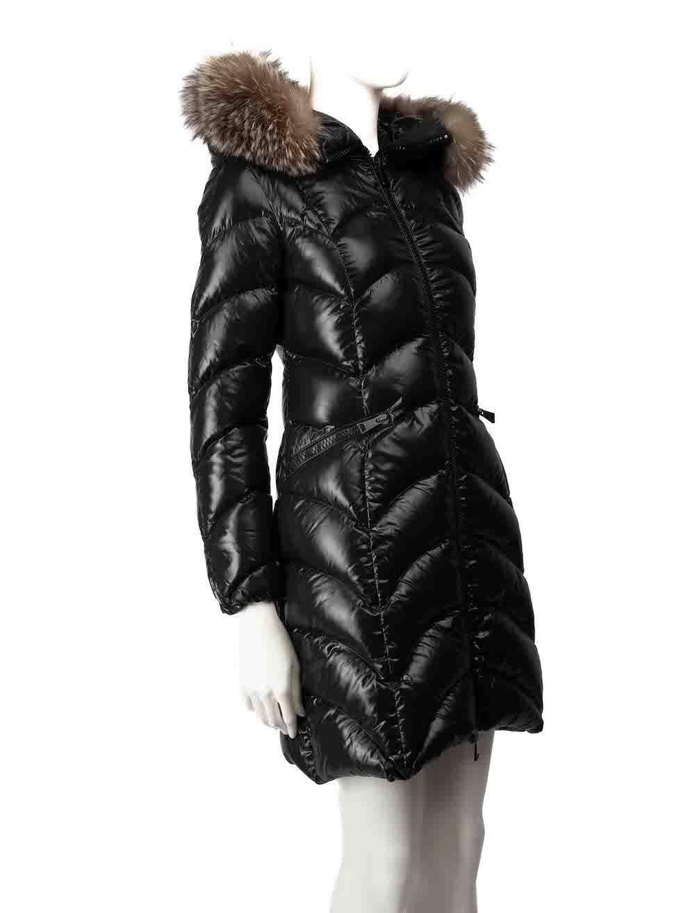 CONDITION is Very good. Minimal wear to coat is evident. Minimal wear to the neckline lining zip-edge with a small makeup mark on this used Moncler designer resale item.
 
Details
Black
Synthetic
Puffer coat
Mid length
Glossed accent
Chevron