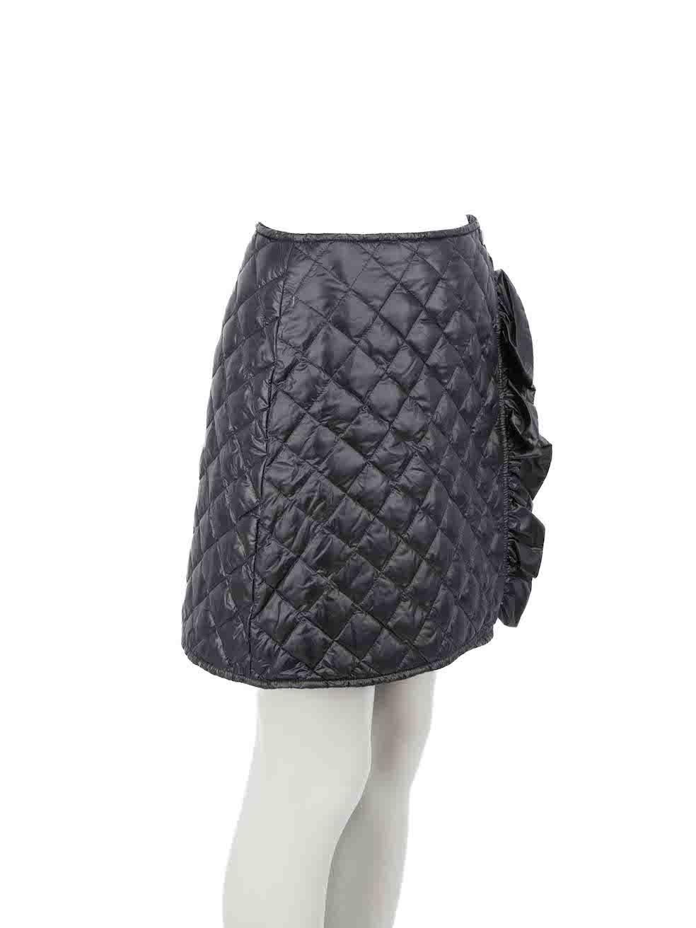 CONDITION is Never worn. No visible wear to skirt is evident on this new Moncler designer resale item.
 
Details
Gonna
Black
Synthetic
Mini skirt
Quilted
Wrap front with snap button and button closure
Ruffles accent
 
Made in Hungary
