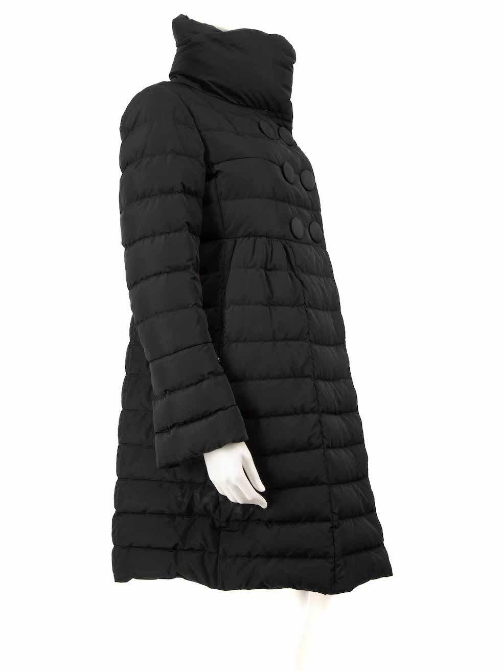 L'ÉTAT est bon. Une usure mineure du manteau est évidente. Légers signes d'usure dans l'ensemble avec décoloration notamment autour de l'extérieur et le col interne, deuxième et troisième bouton sur le côté centre droit et le centre avant sur ce