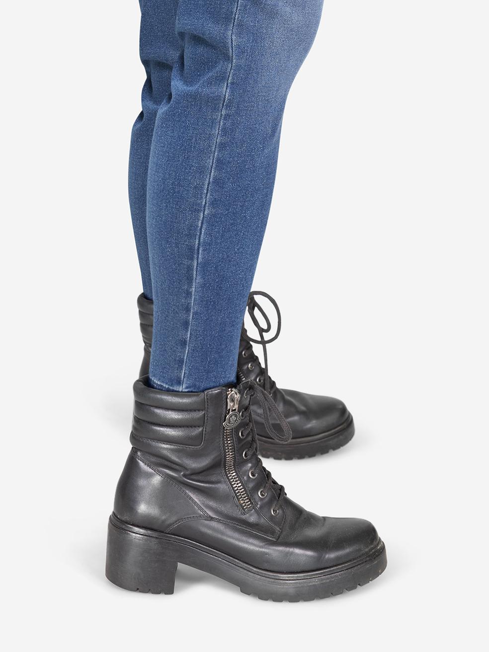 L'ÉTAT est très bon. L'usure des bottes est minime. Abrasion du côté gauche de la chaussure gauche, de l'embout, du contrefort et du talon sur les deux chaussures. Le cuir présente des plis généraux sur les deux plats de la pochette. Ternissement à