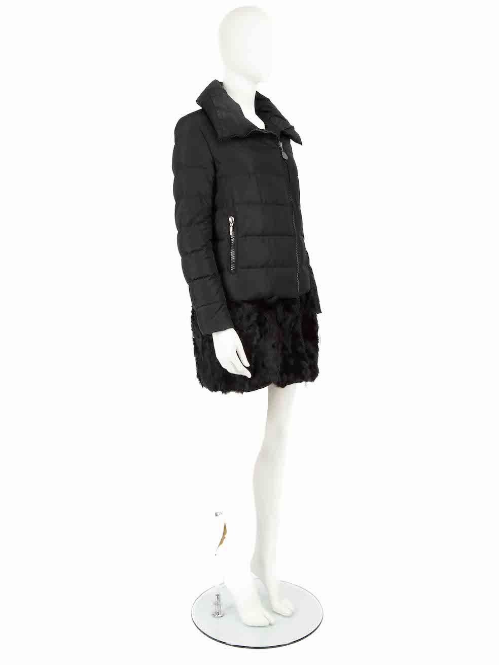 CONDITION is Good. General wear to coat is evident. Moderate signs of wear, particularly at the collar and cuffs where clear discolouration can be seen on this used Moncler designer resale item.
 
Details
Black
Polyester
Down puffer coat
Fur trim