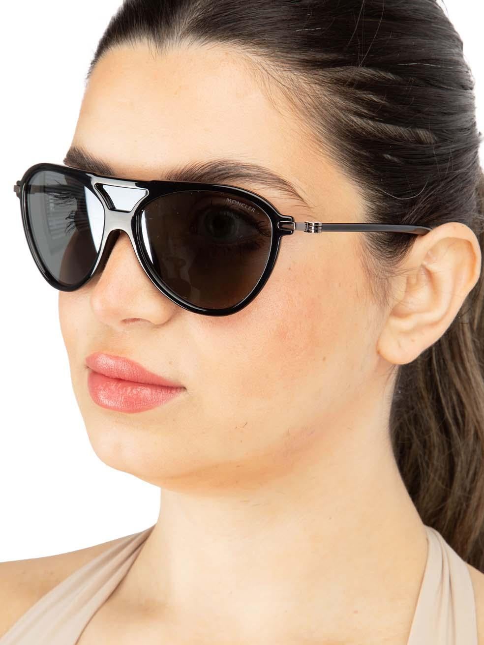 El ESTADO de este artículo de diseño de Moncler es Nuevo con etiquetas. Este artículo viene con el embalaje original. Ten en cuenta que las cajas pueden diferir de la foto.
 
 
 
 Detalles
 
 
 Model No: ML0054 01C 00
 
 Negro
 
 Acetato
 
 Gafas de