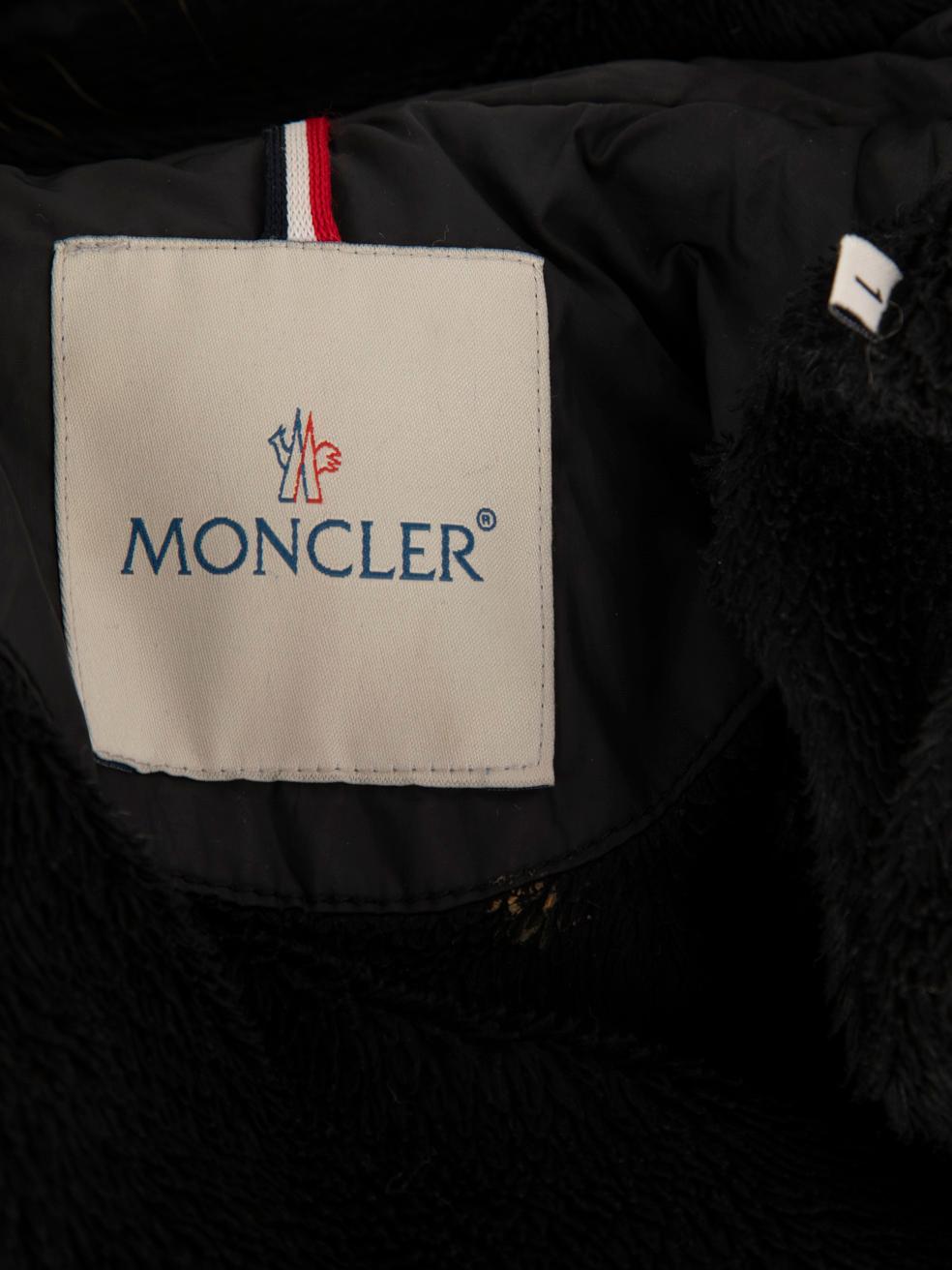 Moncler Giacca nera trapuntata con cappuccio in pelliccia taglia S in vendita 5