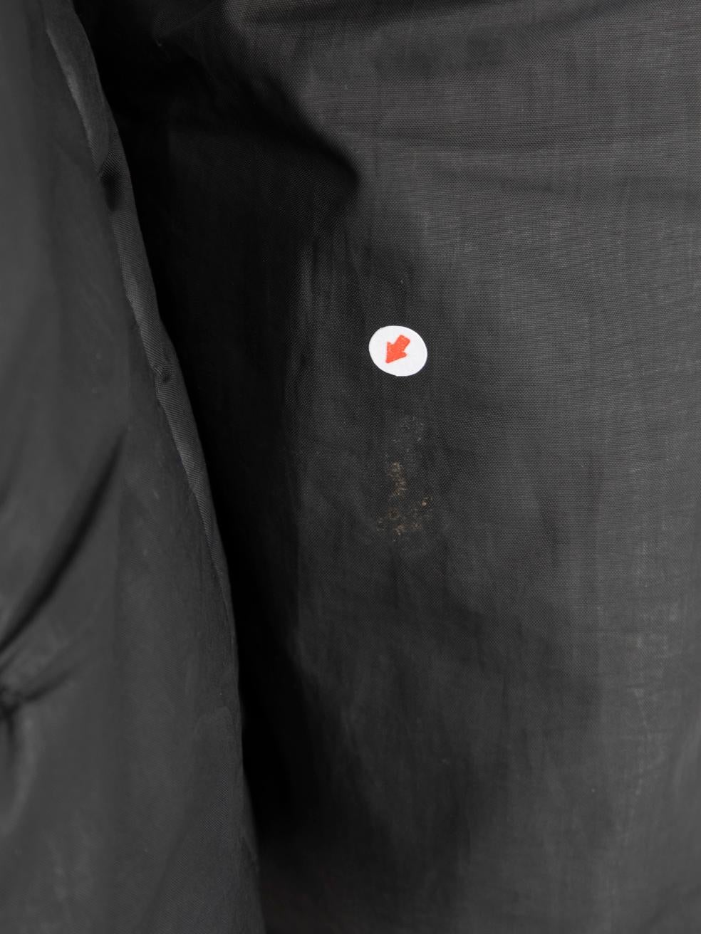 Moncler Giacca nera trapuntata con cappuccio in pelliccia taglia S in vendita 2