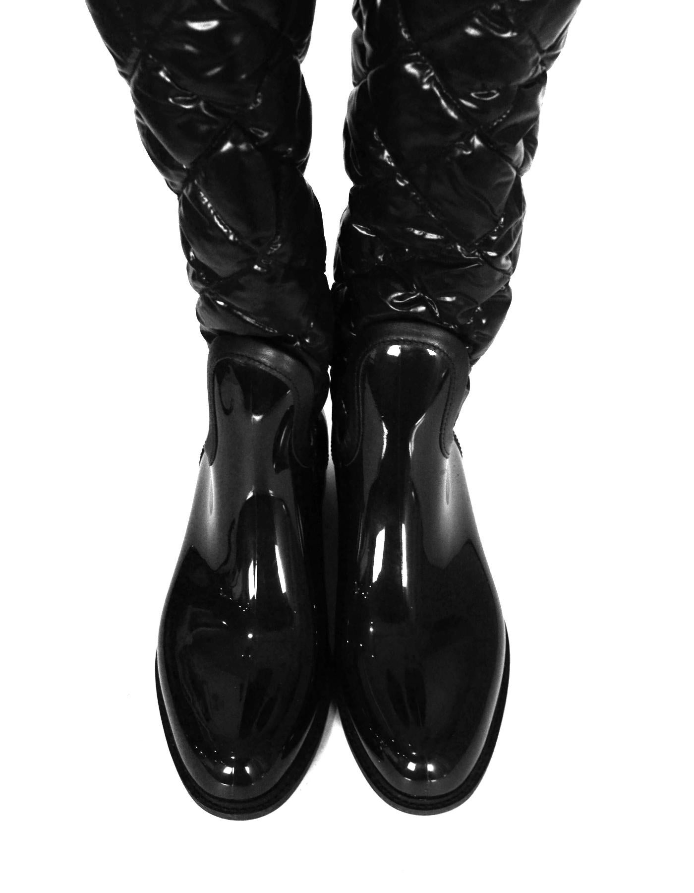 Moncler Black Rubber Rain Boots with Detachable Quilted Down sz 36 In Excellent Condition In New York, NY