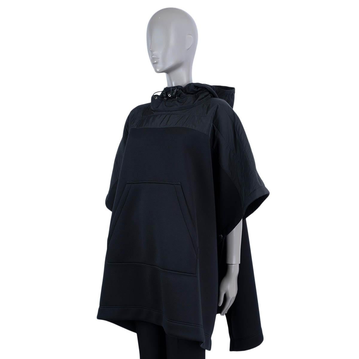 MONCLER noir manches courtes veste à capuche surdimensionnée PONCHO Jacket S en vente 1