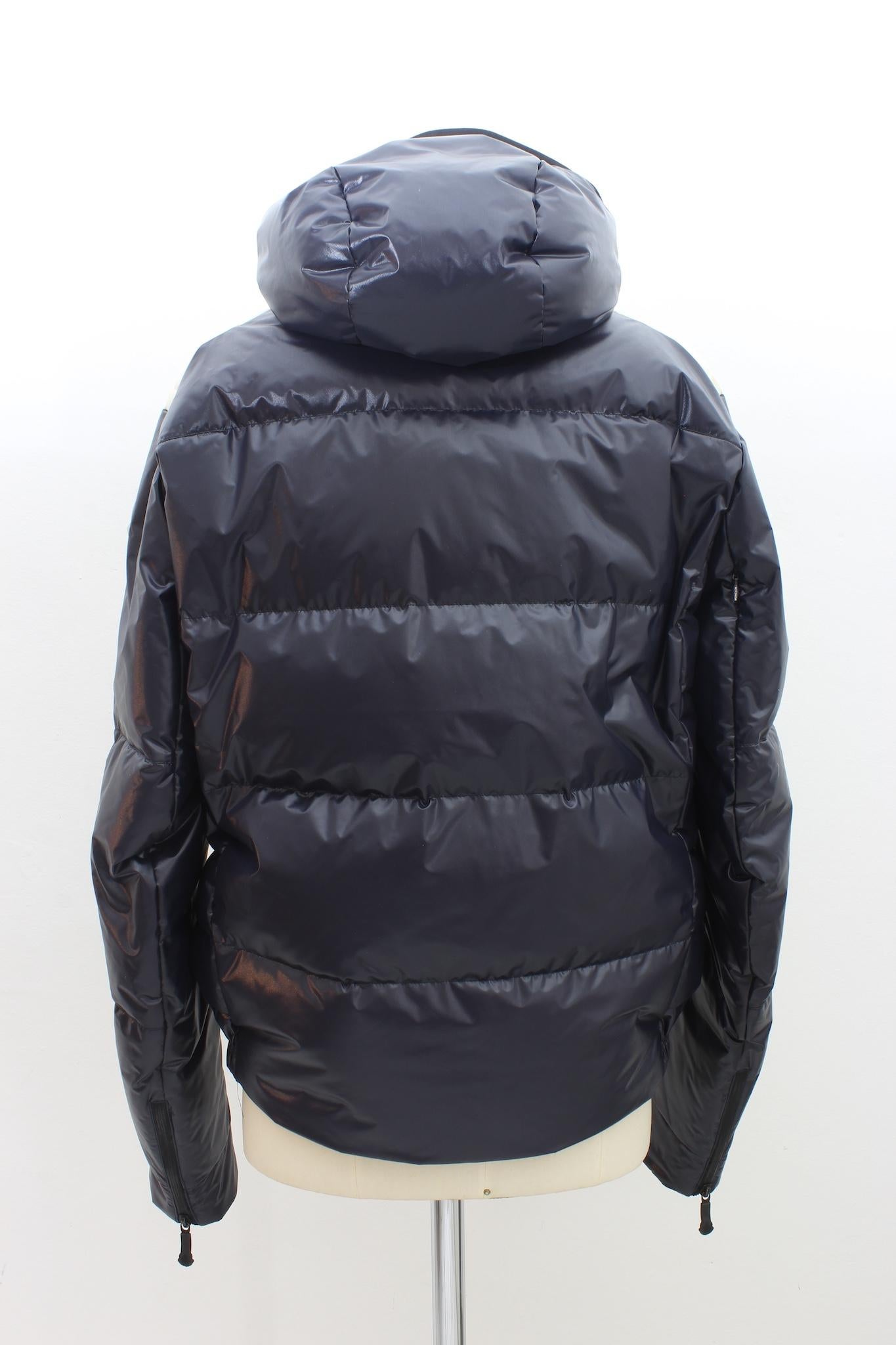 Veste blouson de ski Moncler. Blouson bombardier noir, rembourré avec du vrai duvet d'oie, capuche amovible, plusieurs poches à l'intérieur. Fermeture à glissière et bouton, modèle Go Stop Air Water. Tissu extérieur 50% polyamide, 50%