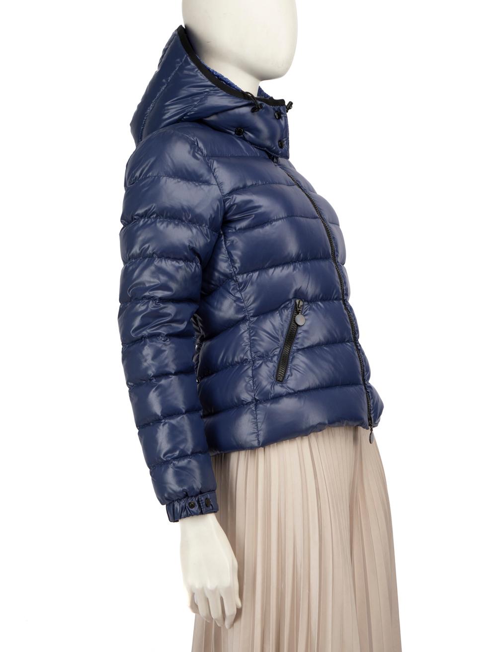 L'ÉTAT est très bon. L'usure du manteau est minime. Légères rayures sur la quincaillerie du manteau. Pluck à l'armure sur le devant en bas à gauche de cet article de revente de concepteur Moncler utilisé. Veuillez noter que la capuche est amovible.
