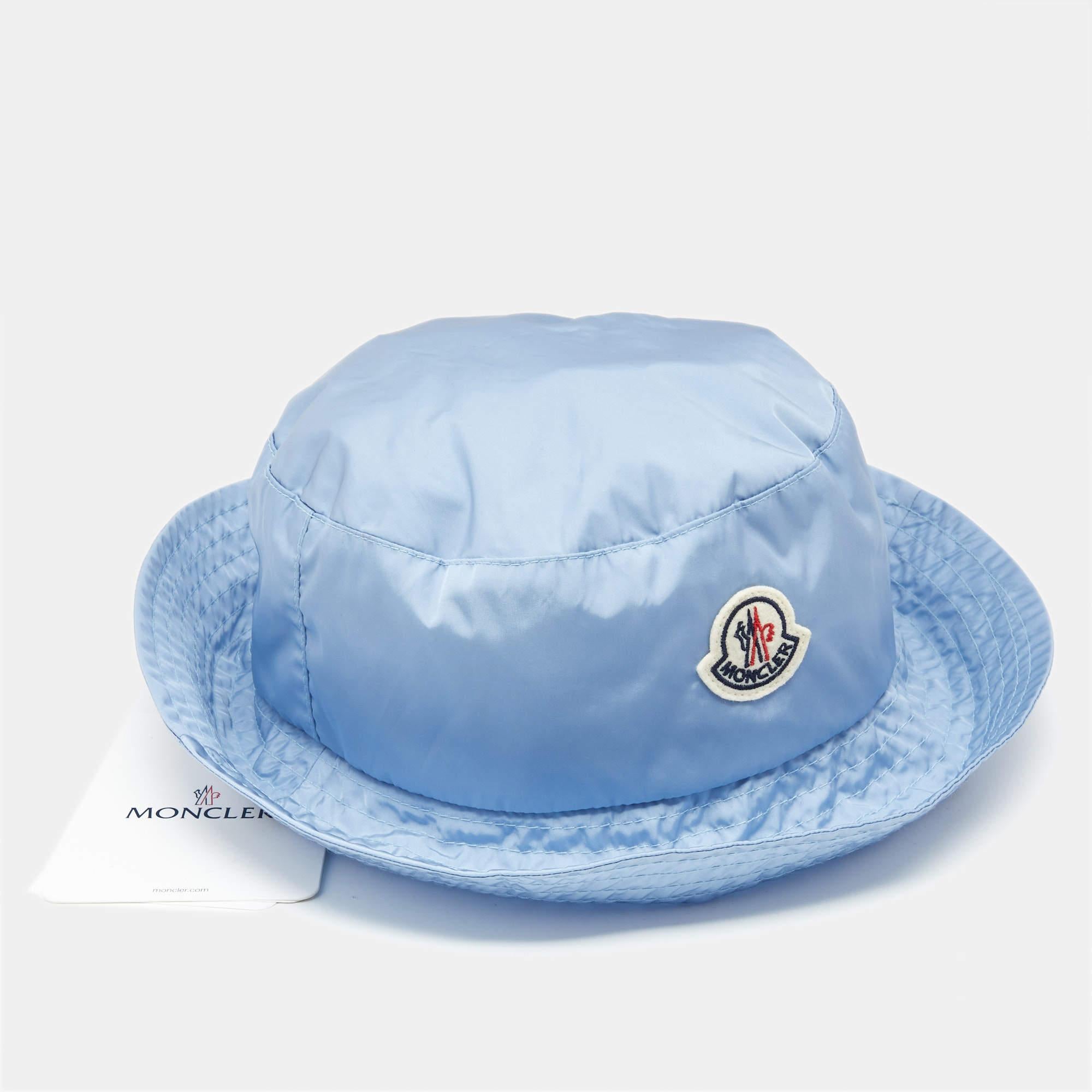 Ti presentiamo il cappello a secchiello Moncler, un accessorio elegante che unisce moda e funzionalità. Realizzato in nylon resistente, questo cappello presenta un'applicazione del logo in blu per un tocco distintivo. Il suo design leggero assicura