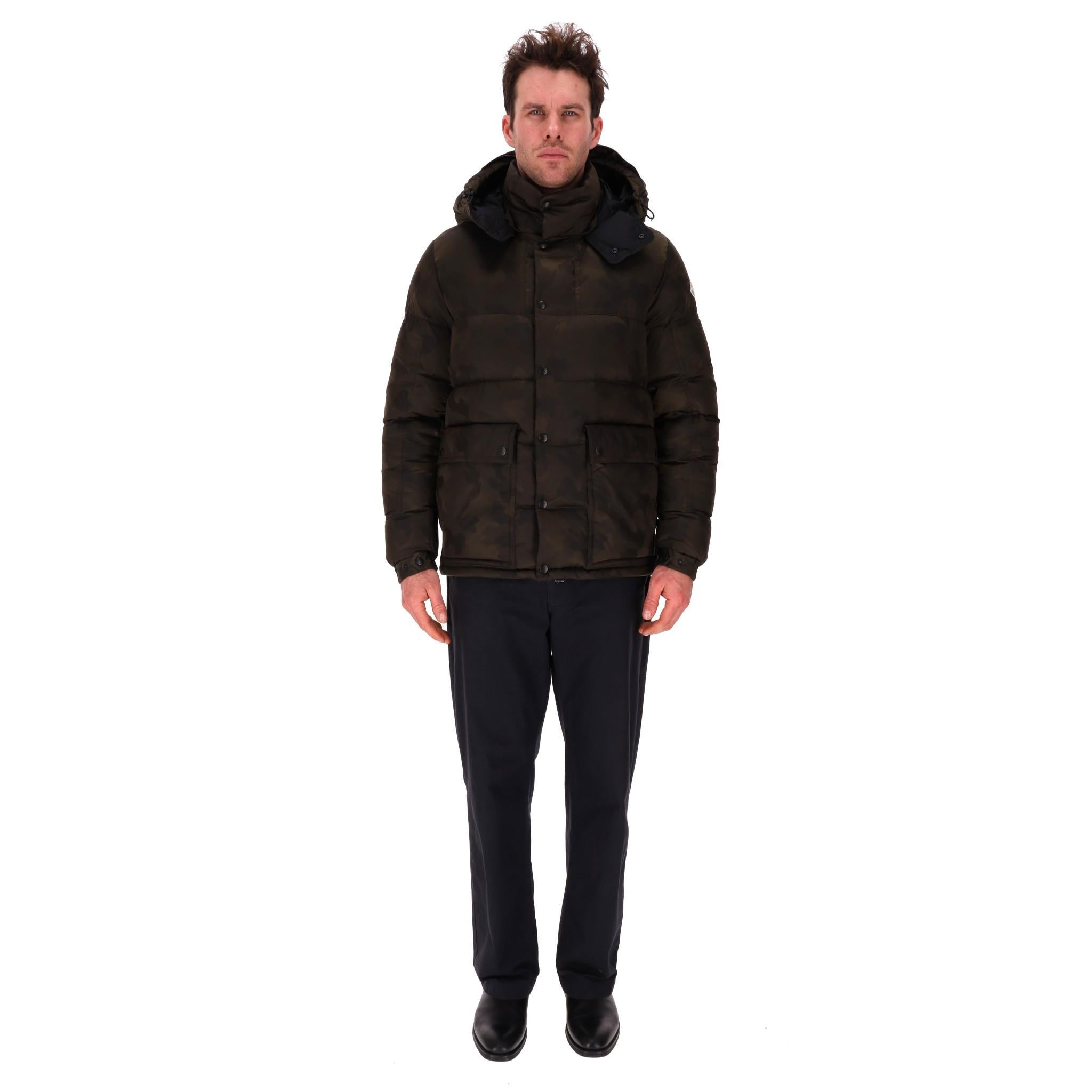 Moncler Brel Camouflage Daunenjacke

Braune Pufferjacke mit Daunenfüllung und Camouflage-Print.

Klappentaschen auf der Vorderseite und verdeckter Reißverschluss und Druckknopfverschluss auf der Vorderseite.

Moncler
