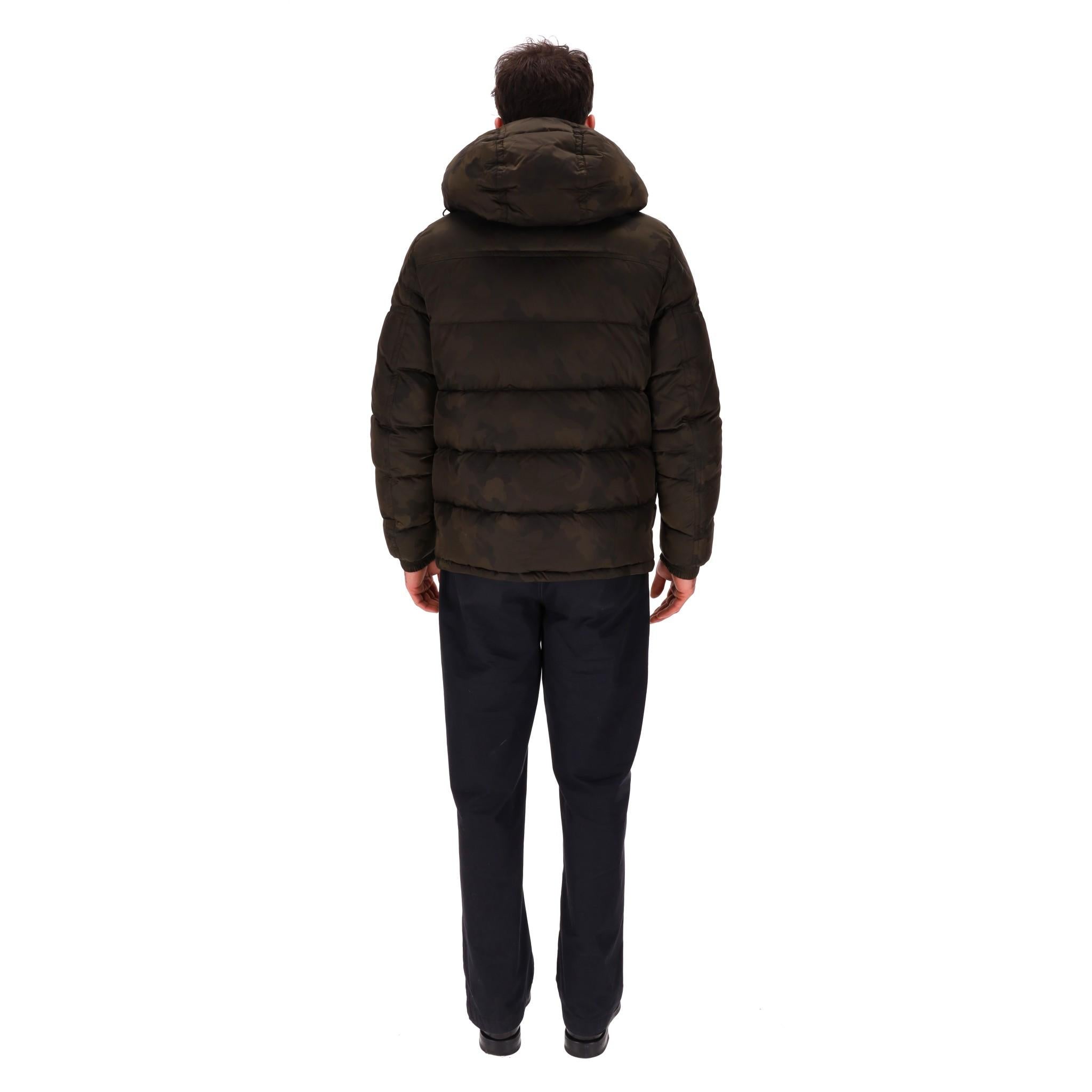 Moncler Brel Camouflage Daunenjacke im Zustand „Hervorragend“ in London, GB