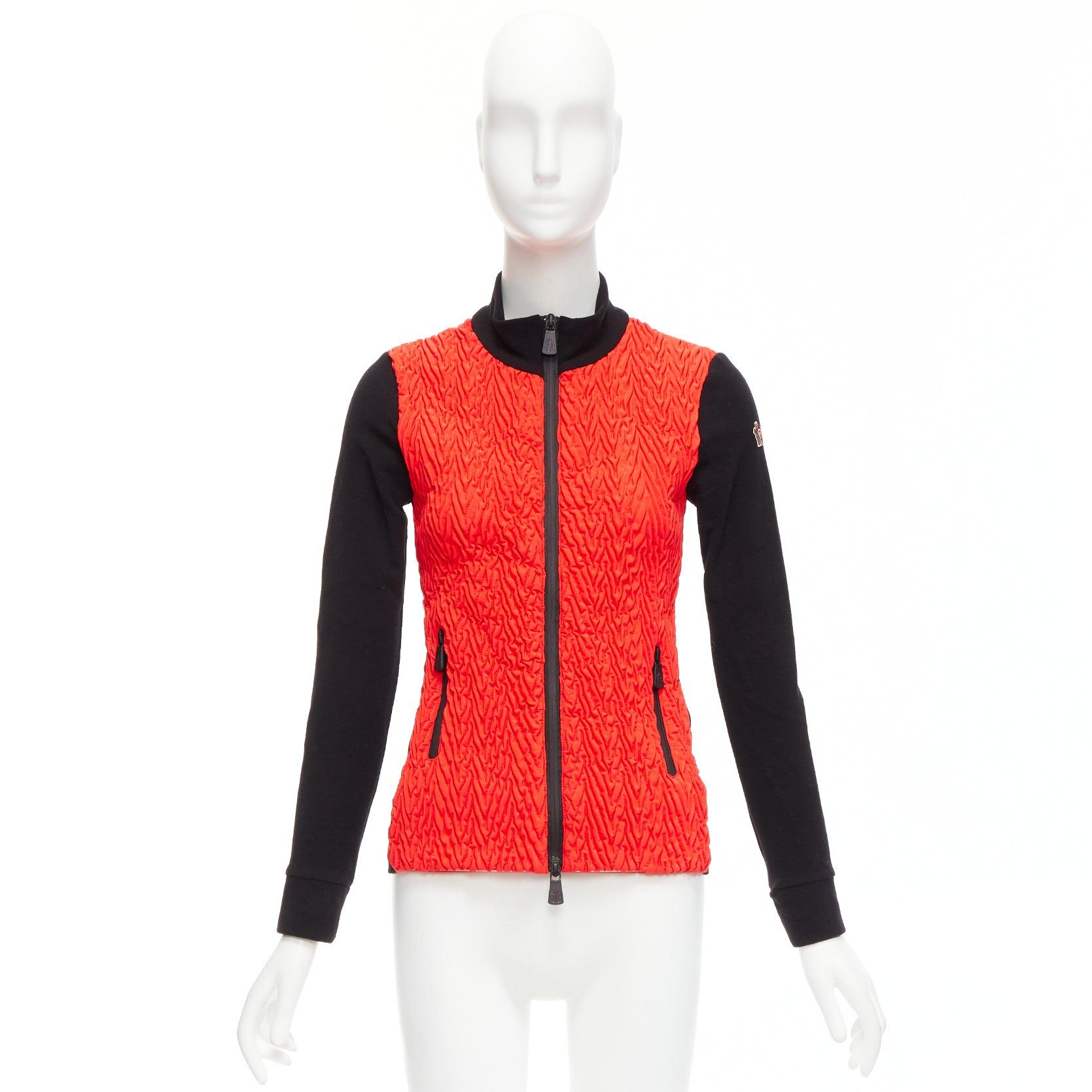 Moncler rouge vif orange chevron plisse devant logo bras zip veste ajustée XS en vente 5