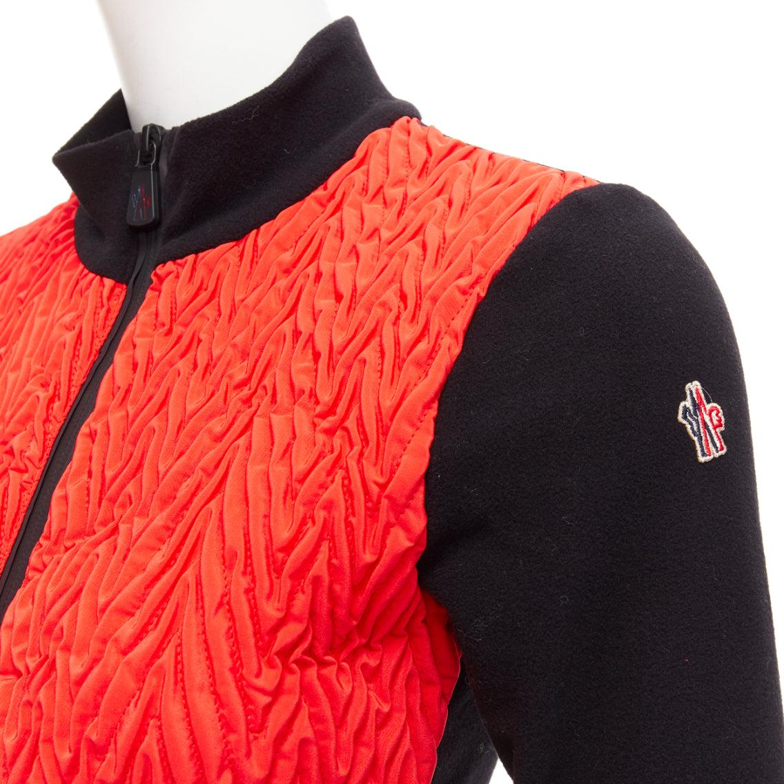 Moncler rouge vif orange chevron plisse devant logo bras zip veste ajustée XS
Référence : AAWC/A01088
Marque : Moncler
Matière : Polyester, mélange
Couleur : orange, noir
Motif : Solide
Fermeture : Zip
Doublure : Tissu noir
Détails supplémentaires :