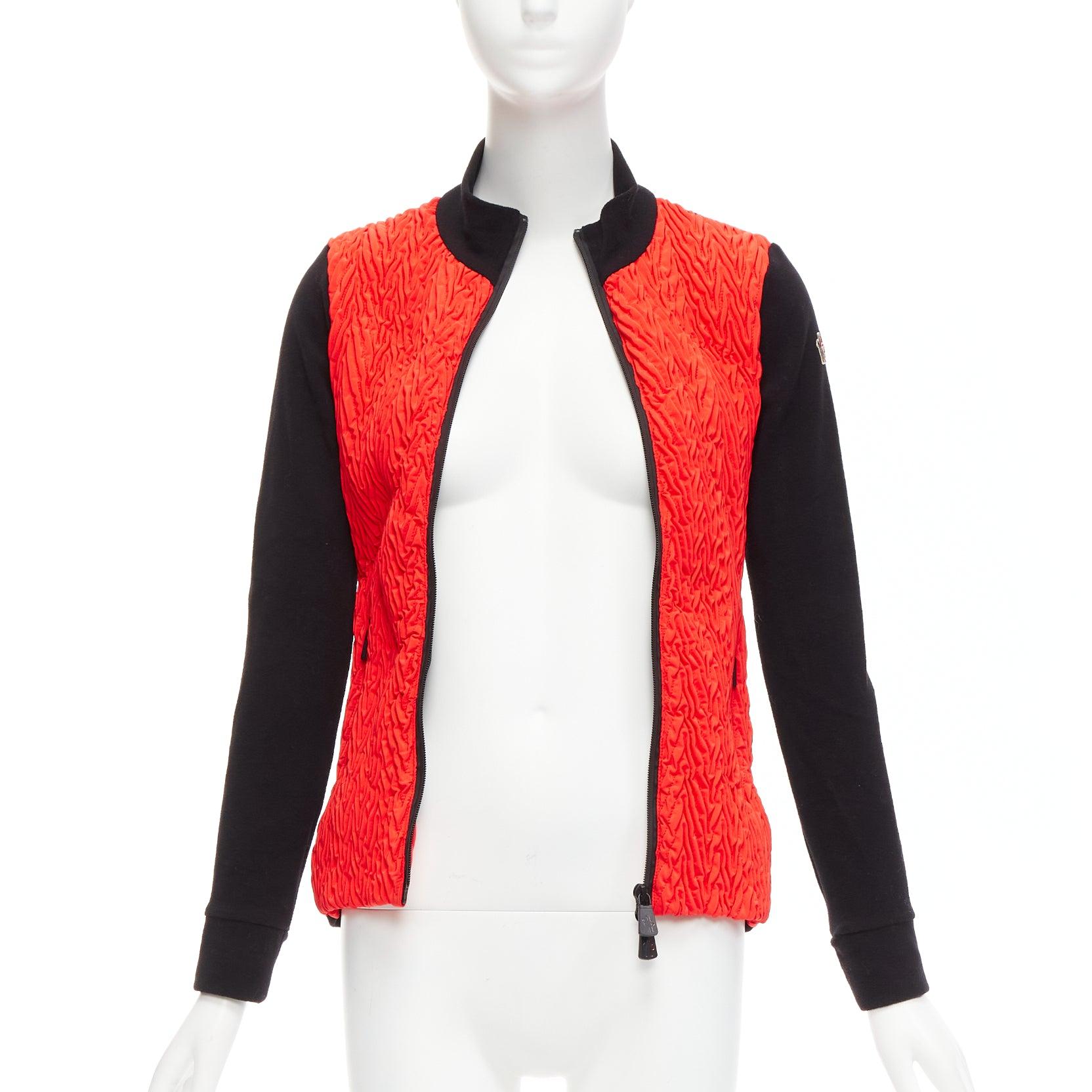 Rouge Moncler rouge vif orange chevron plisse devant logo bras zip veste ajustée XS en vente