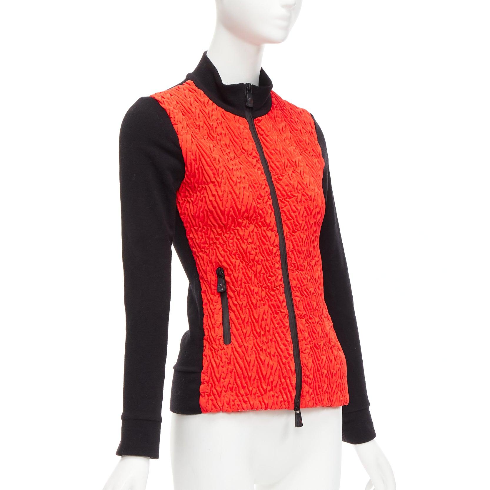 Moncler rouge vif orange chevron plisse devant logo bras zip veste ajustée XS Neuf - En vente à Hong Kong, NT