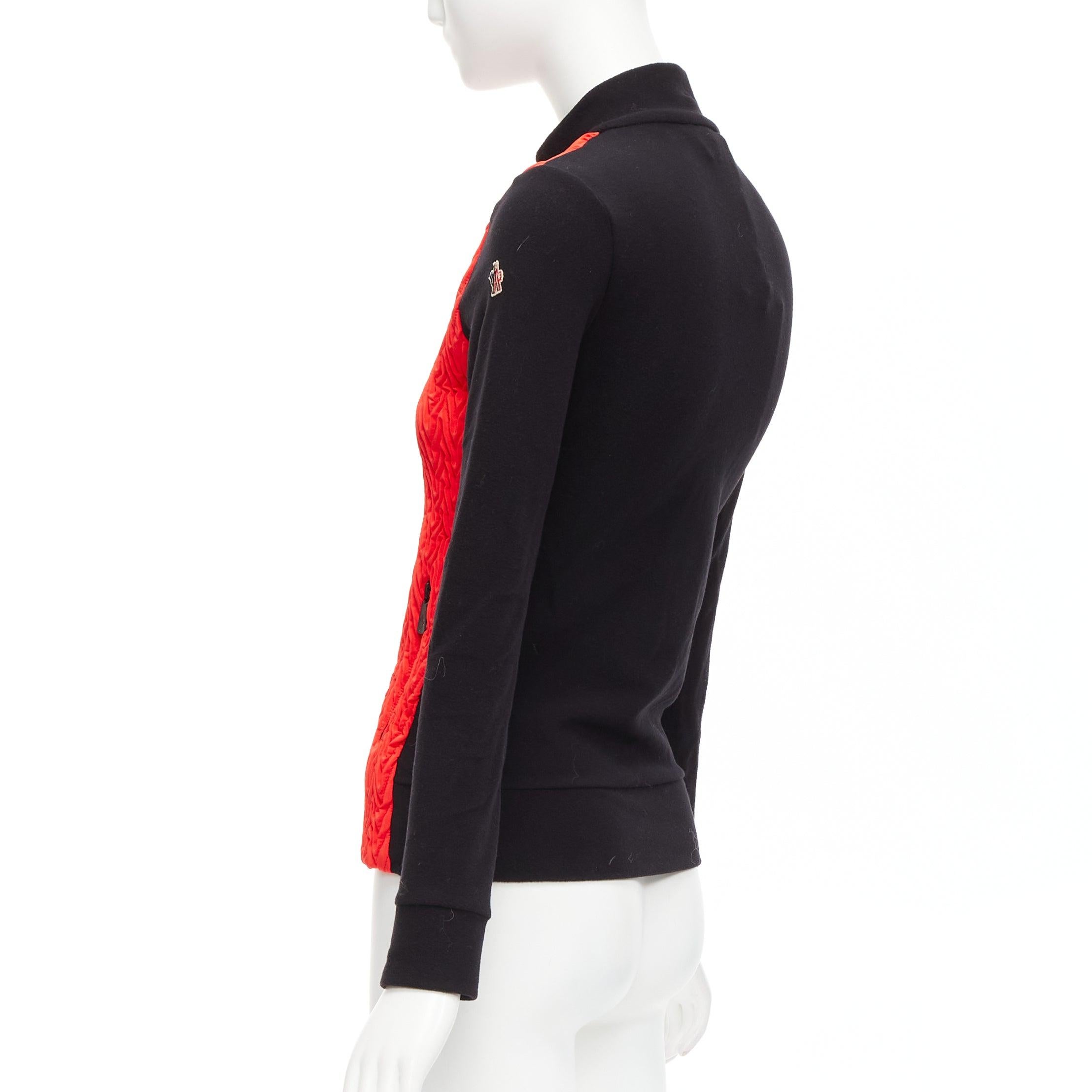 Moncler rouge vif orange chevron plisse devant logo bras zip veste ajustée XS en vente 2