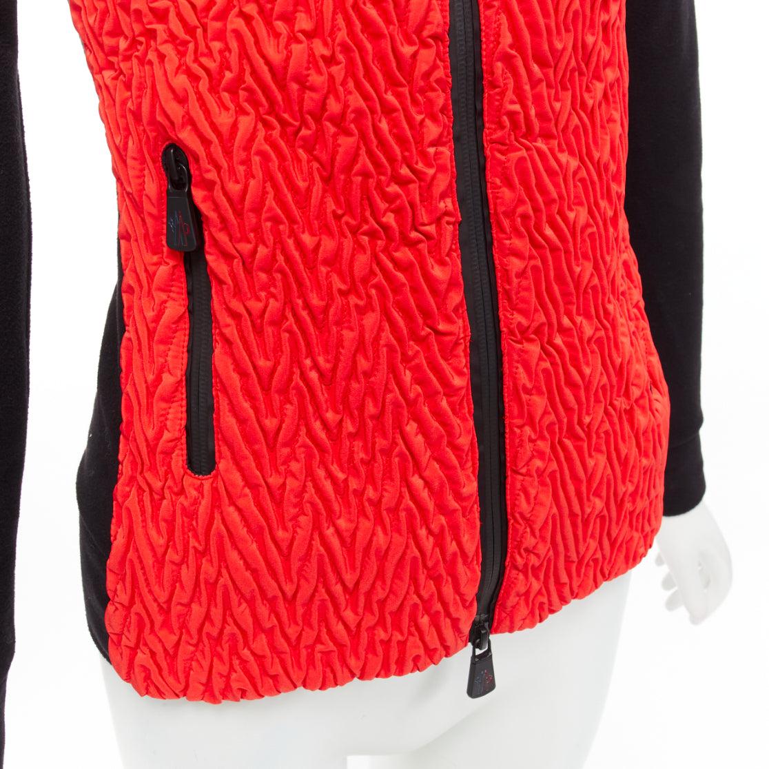 Moncler rouge vif orange chevron plisse devant logo bras zip veste ajustée XS en vente 3