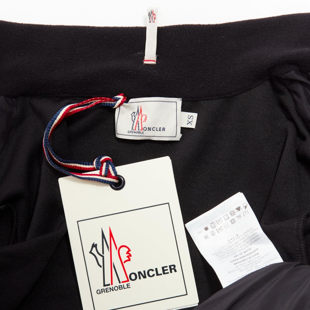 Moncler rouge vif orange chevron plisse devant logo bras zip veste ajustée XS en vente 4